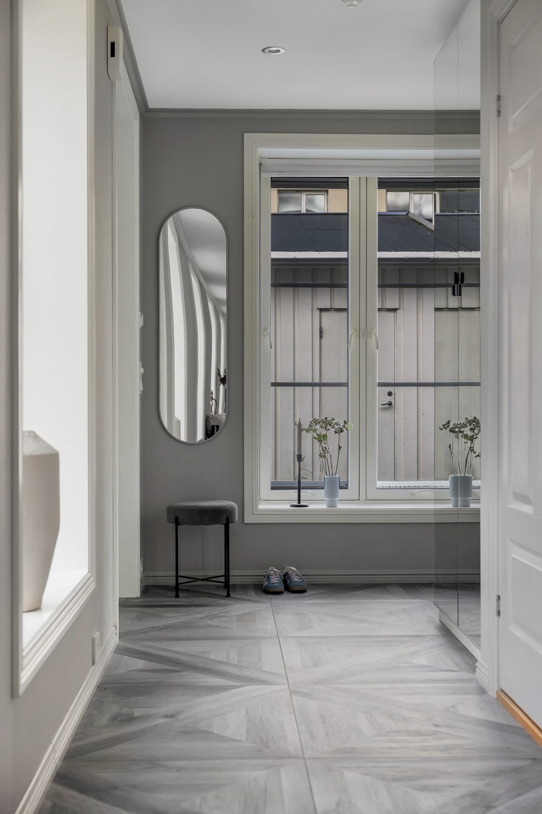 Luftig og pen hall ønsker deg velkommen inn! Galleribilde