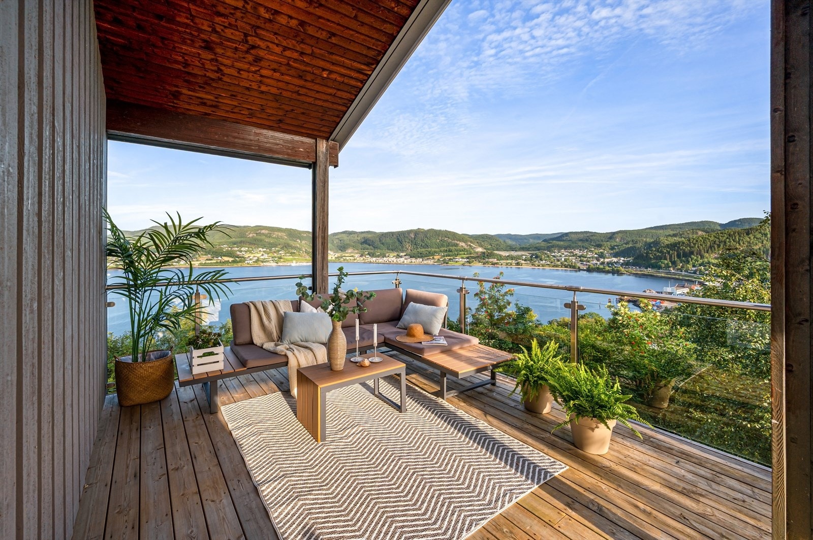 Fra terrassen er det flott utsikt over fjorden og Hommelvik. Galleribilde