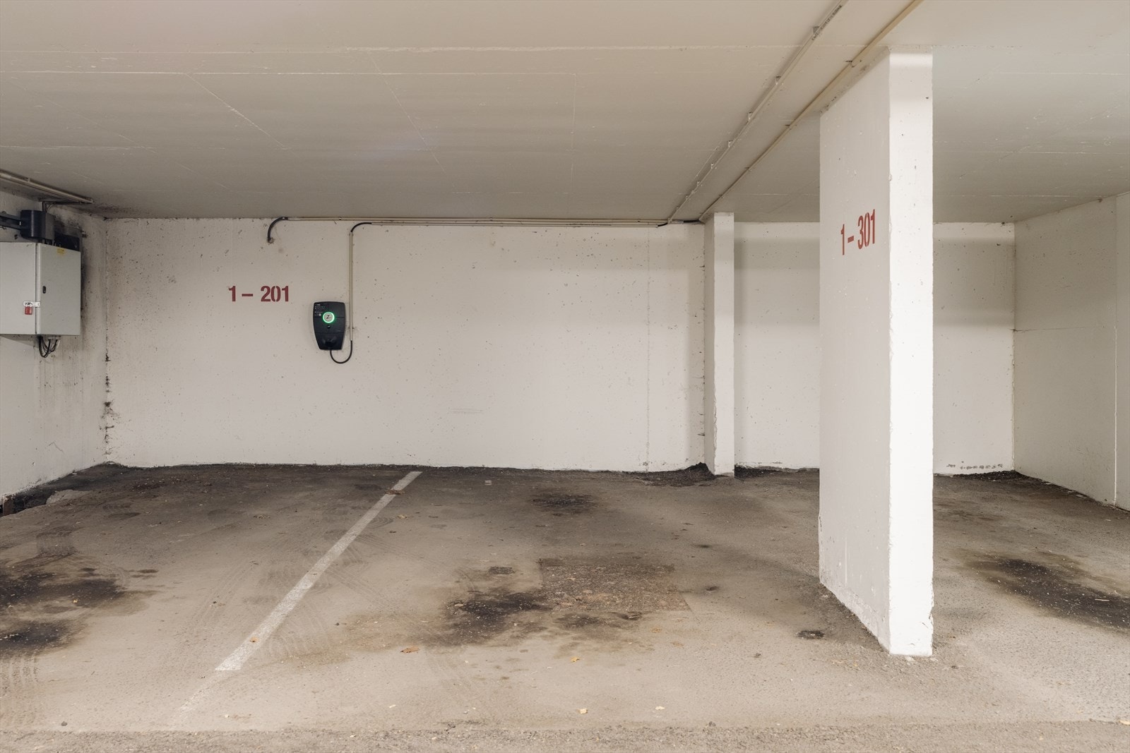 Medfølgende boligen har man også en garasjeplass i felles anlegg med egen garasjeport. Galleribilde