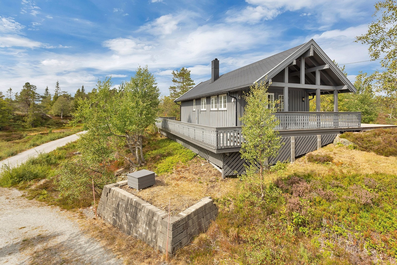 Hytta ligger i naturskjønne omgivelser med flott turterreng både sommer og vinter Galleribilde