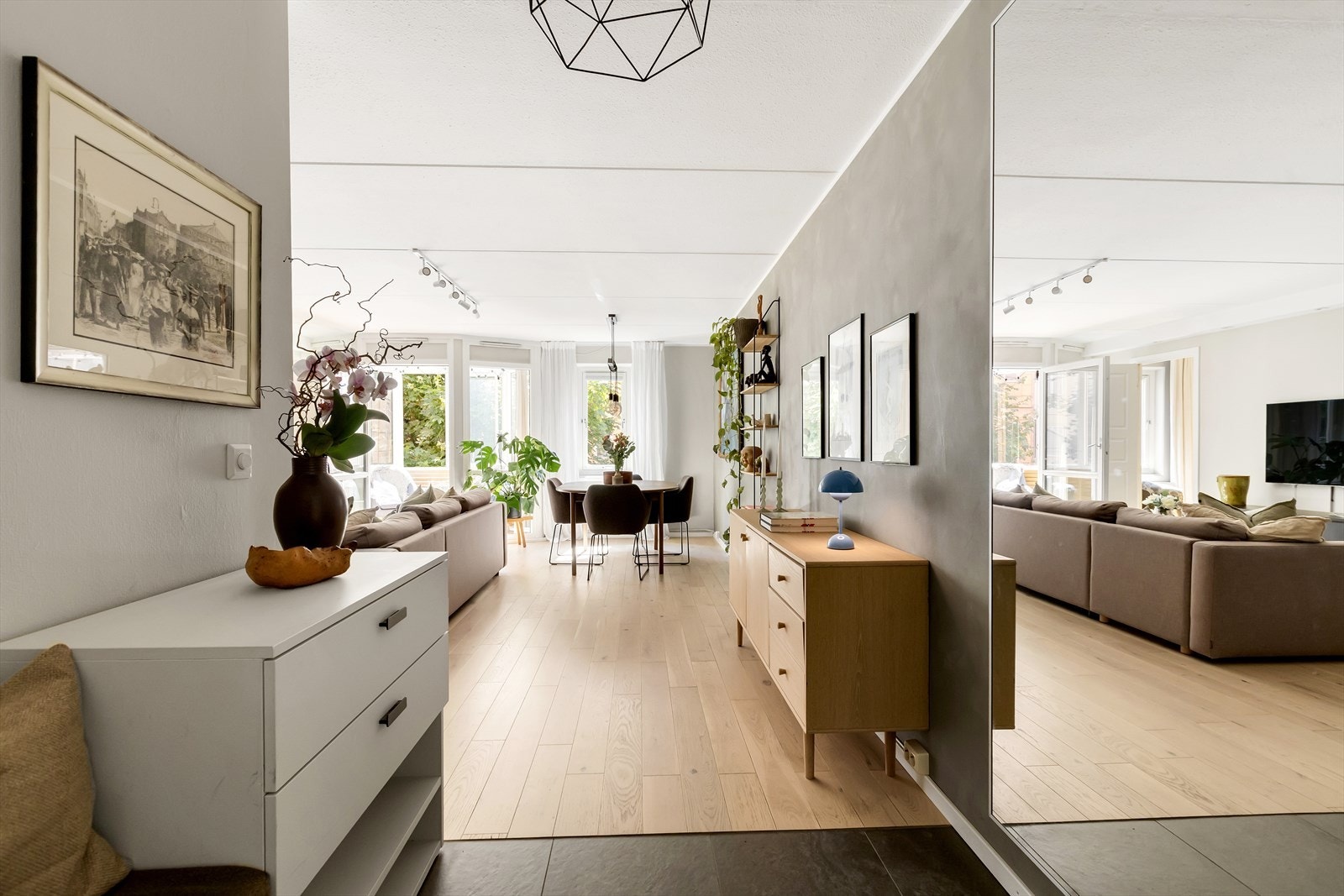 I leiligheten møtes du av en hyggelig entré med flislagt gulv. Galleribilde