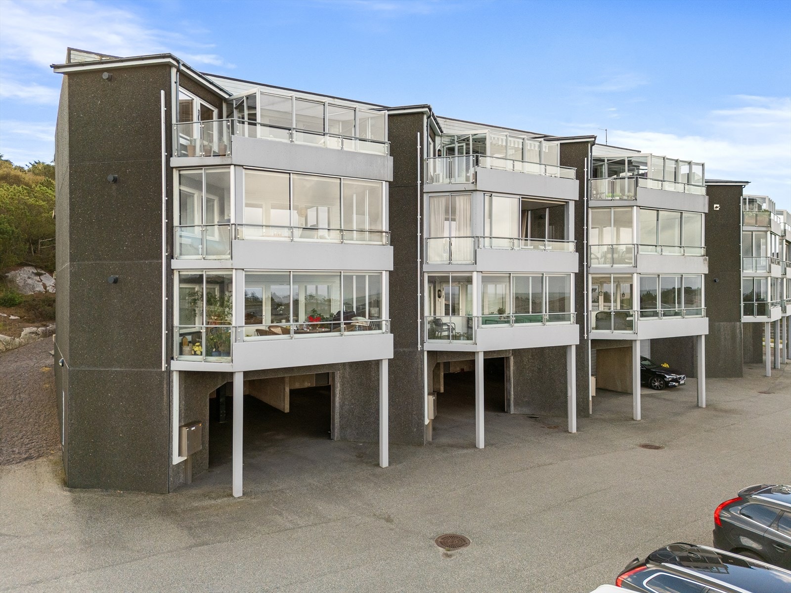 Leiligheten ligger fint til i 2. etasje og har et bruksareal på 83 m². I tillegg kommer en innglasset balkong på ca. 15 m², som oppleves som en naturlig forlengelse av leiligheten og gir ekstra plass til avslapning og hyggelige stunder. Galleribilde