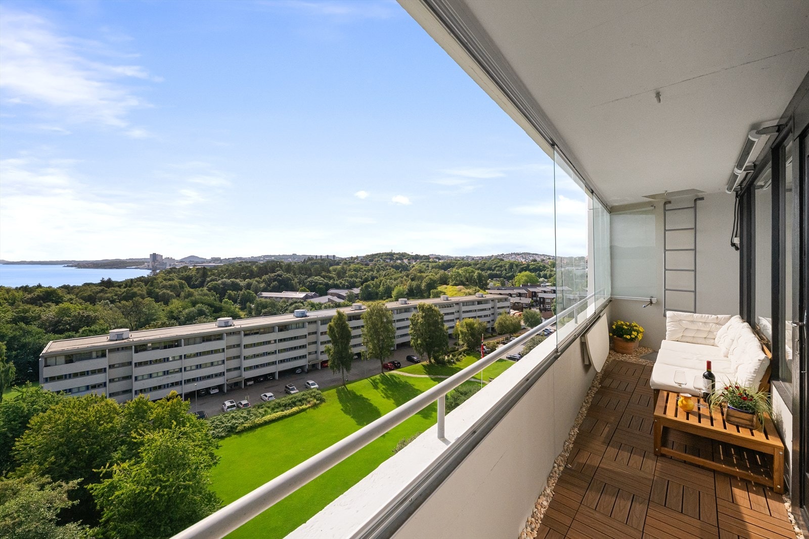 Balkongen er på 8 m² og har god plass til en hyggelig sittegruppe. Galleribilde