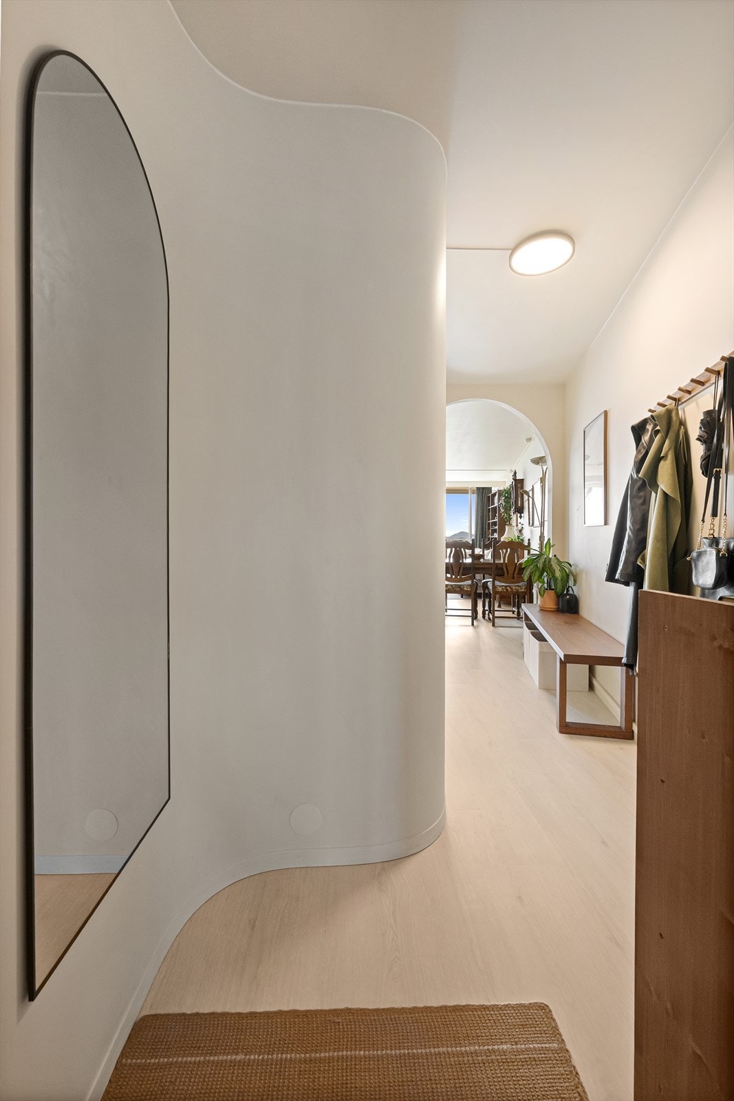 Gangen har en særegen utforming med buede vegger som leder inn mot stuen. Galleribilde