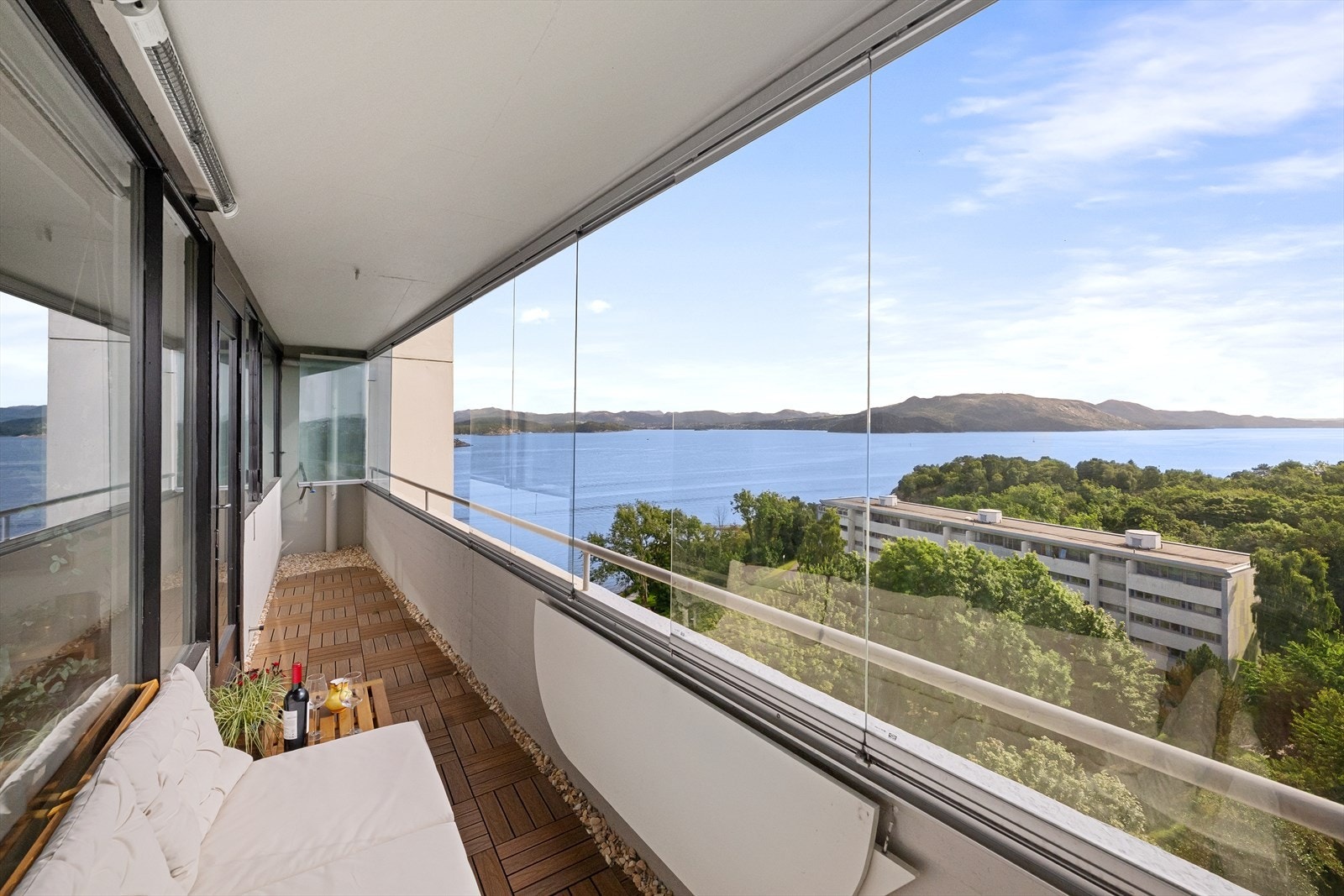 Herfra har du en vidstrakt utsikt over fjord og fjell. Galleribilde
