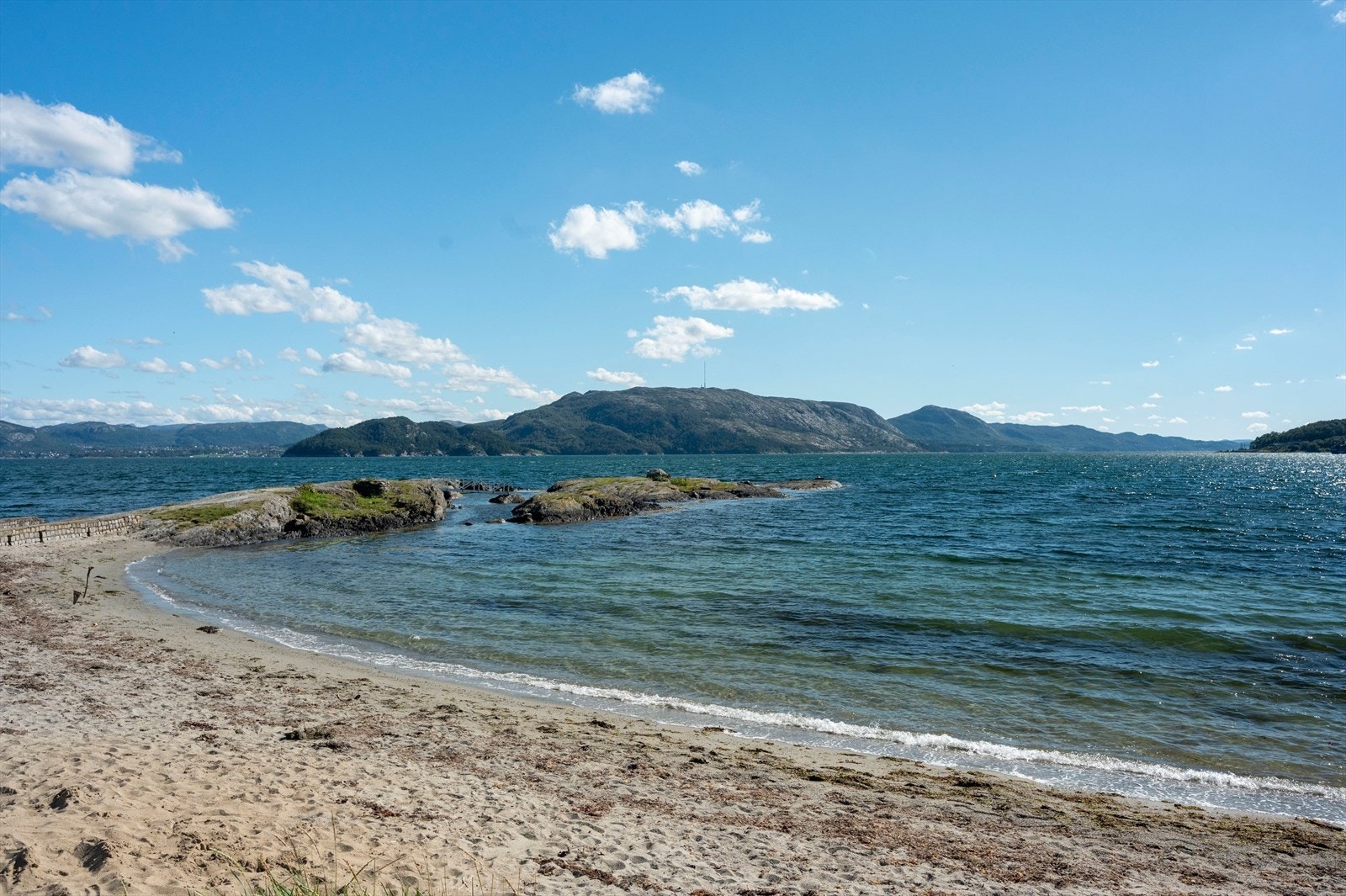 Nyt late dager på den offentlige badestranden ved borettslaget. Galleribilde