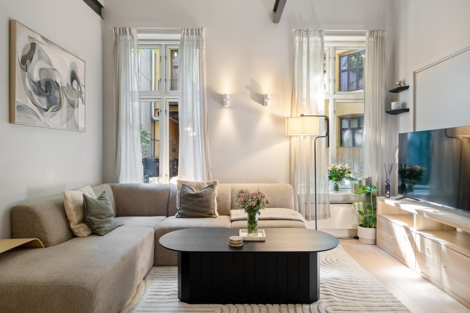 Stuen er lys og luftig, med god takhøyde opp til 342cm og store vindusflater som slipper inn rikelig med naturlig lys Galleribilde
