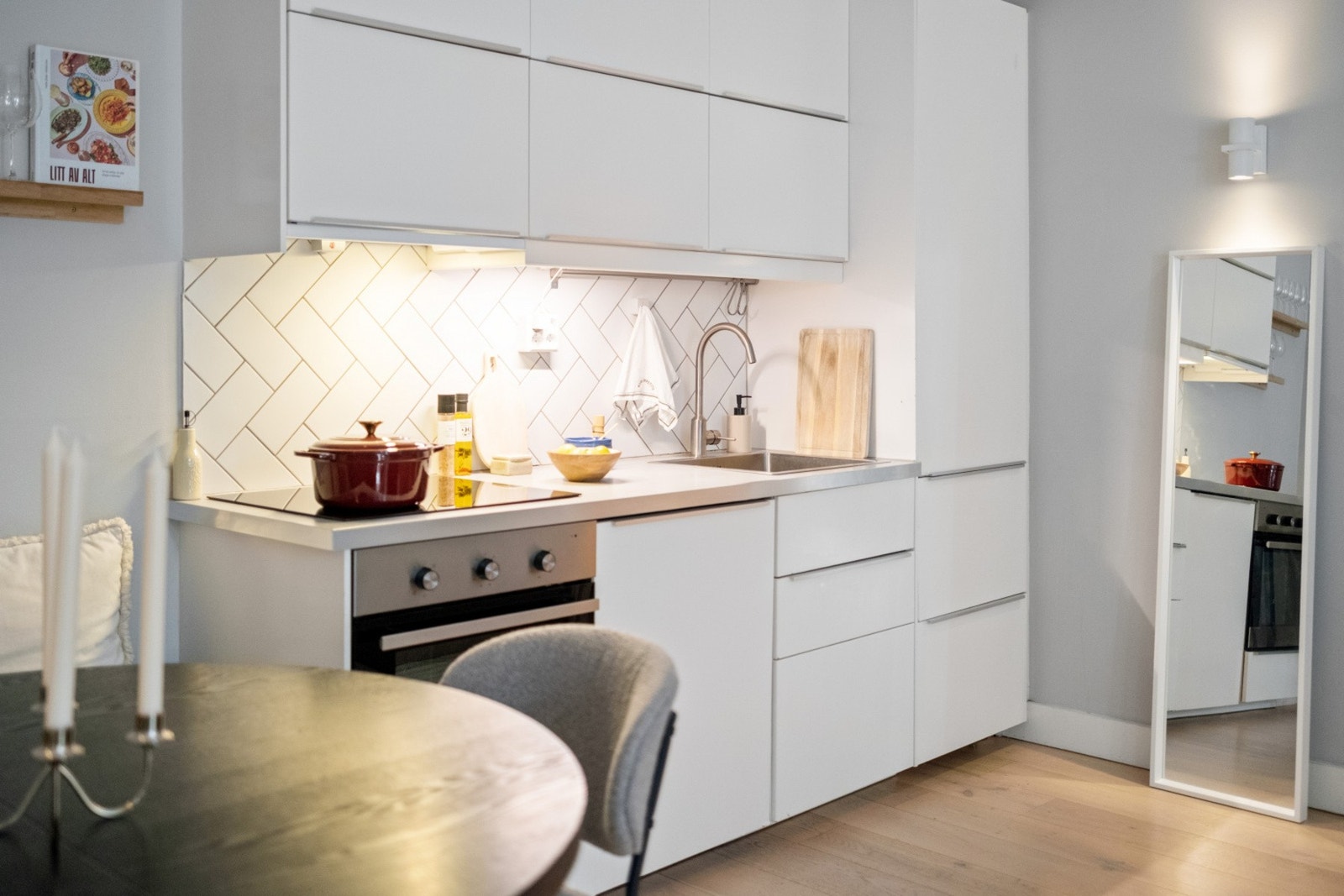 Kjøkkeninnredningen er fra IKEA og ble montert i 2014, med glatte fronter og benkeplate i laminat Galleribilde