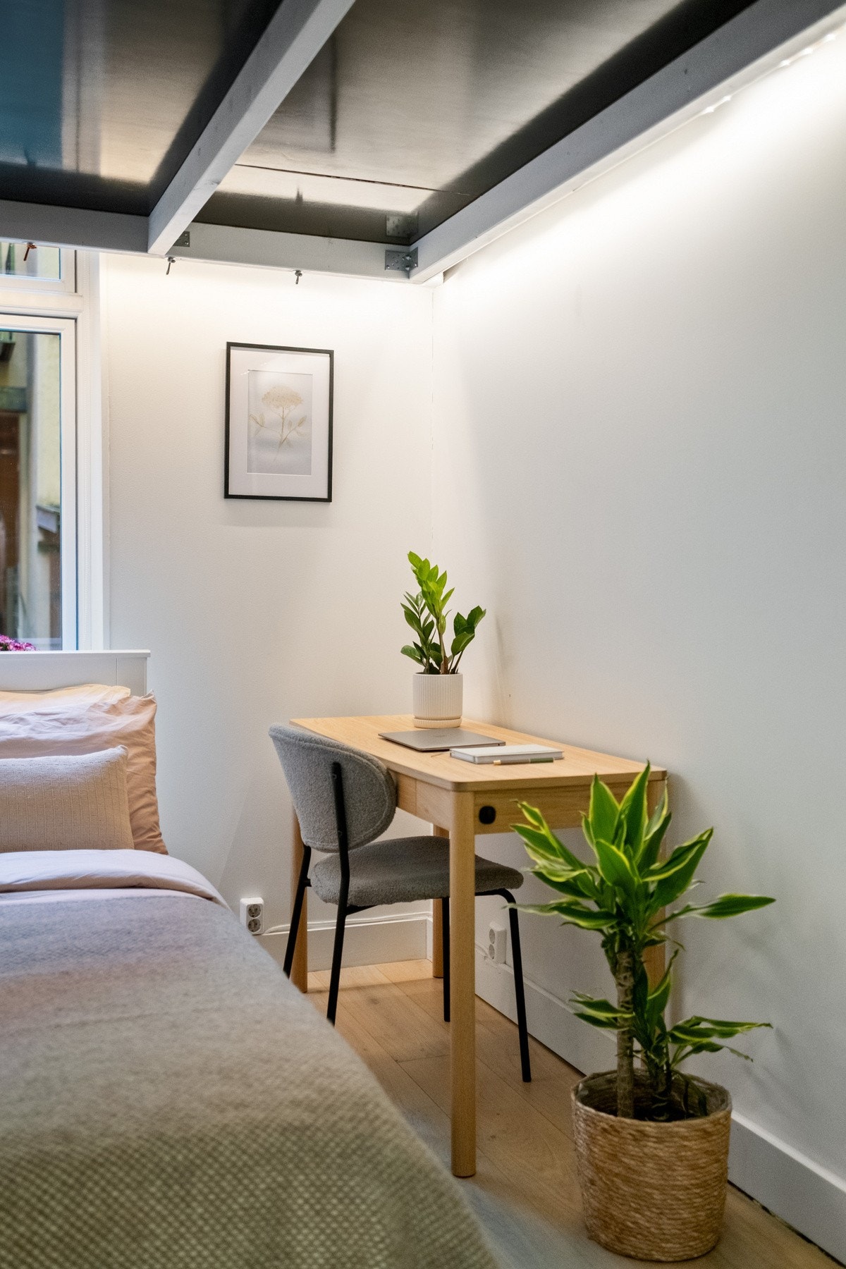 Soverommet har også plass til en pult. Perfekt for hjemmekontor Galleribilde