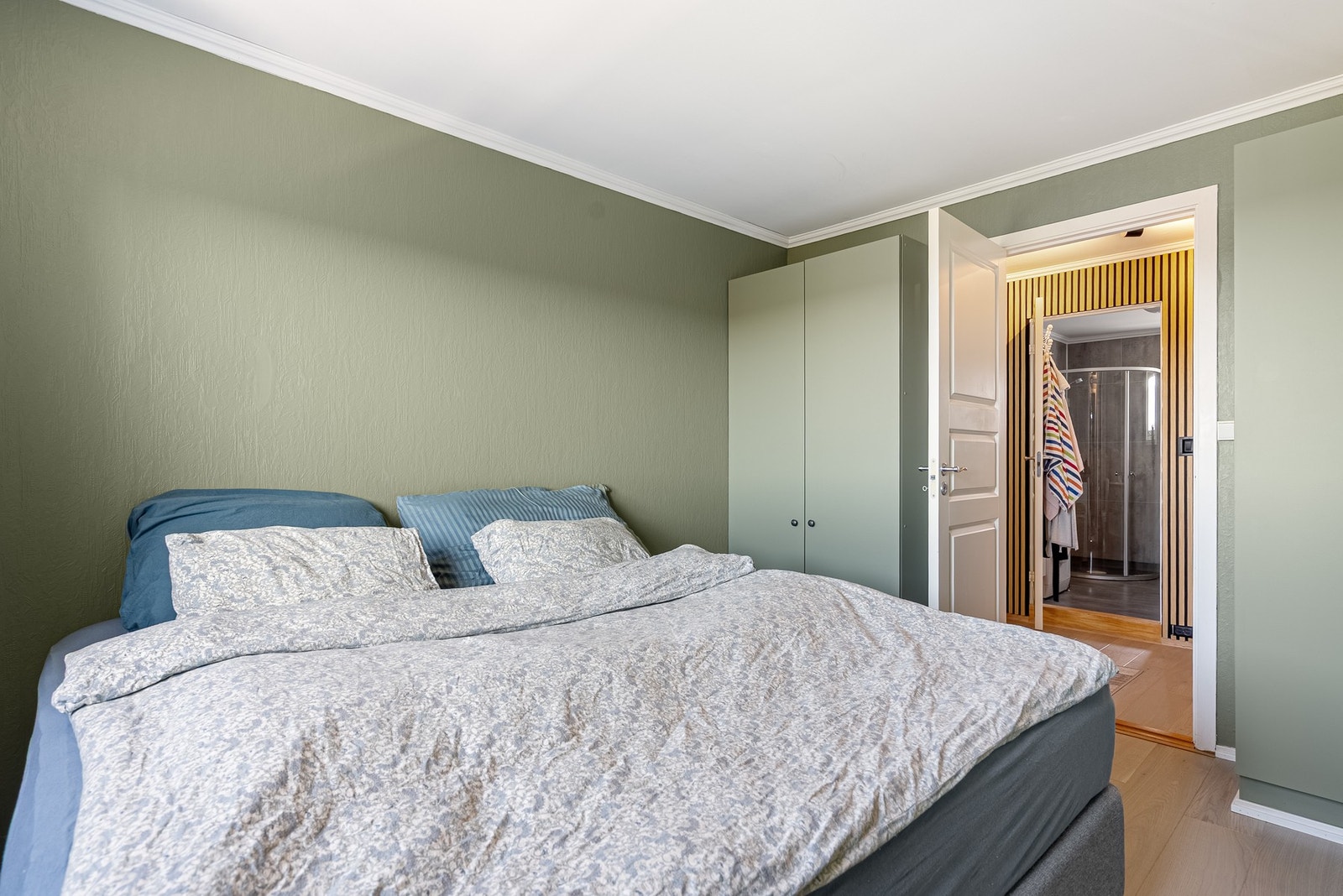 Garderoben er holdt i samme fargetone som veggen og glir naturlig og elegant inn i rommet Galleribilde