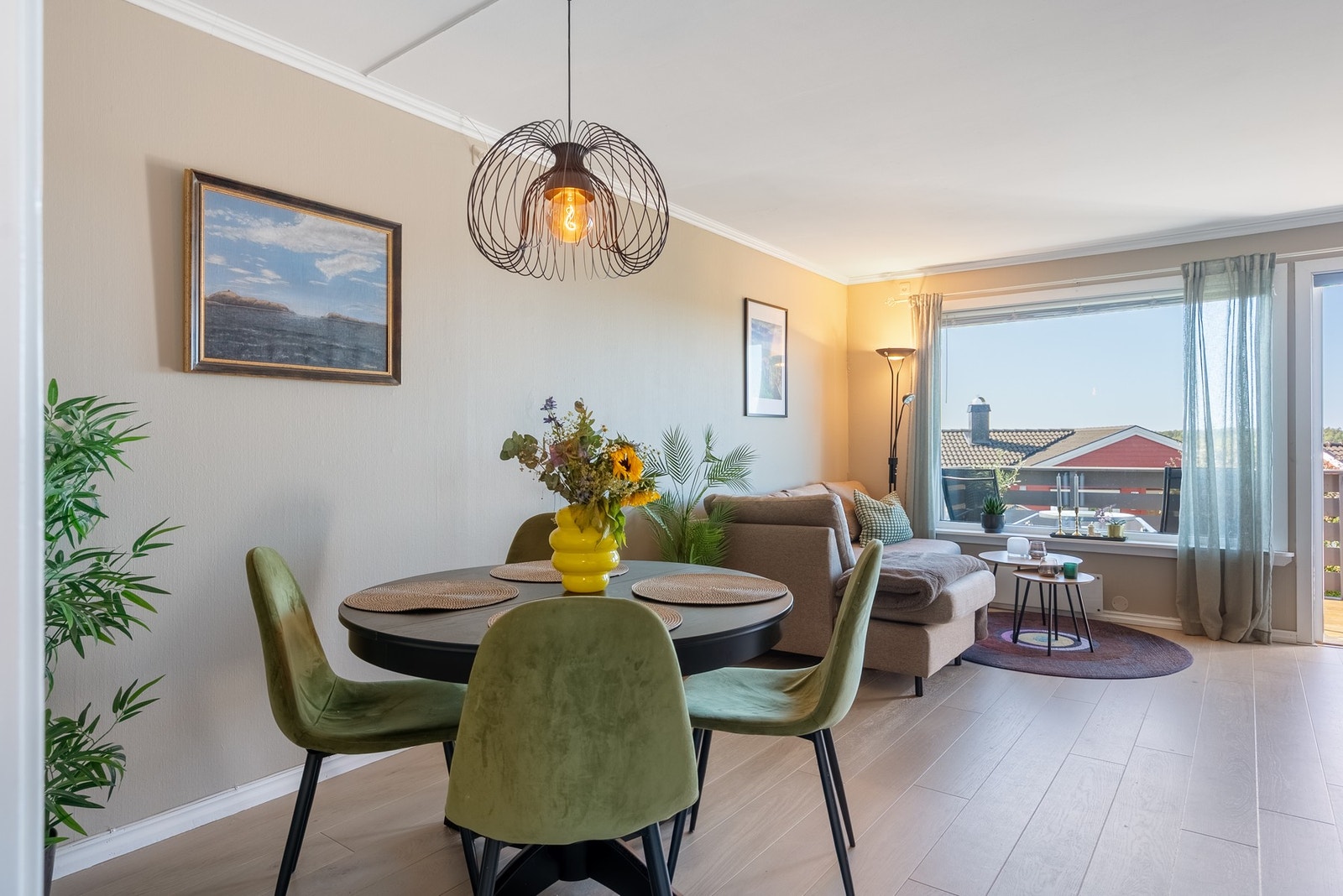 En koselig og innbydende stue med god plass til både spiseplass og en romslig sofagruppe Galleribilde
