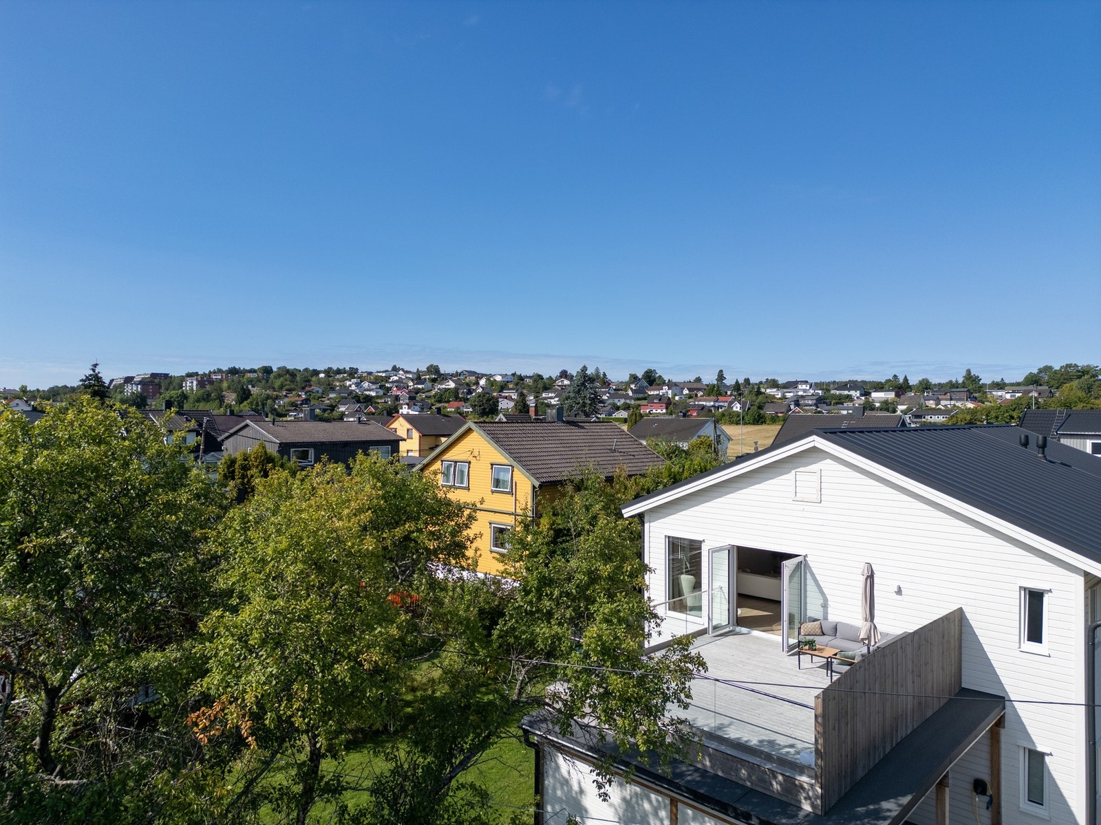 Leiligheten ligger sentralt på Rolvsøy, like ved Rolvsøy kirke. Galleribilde