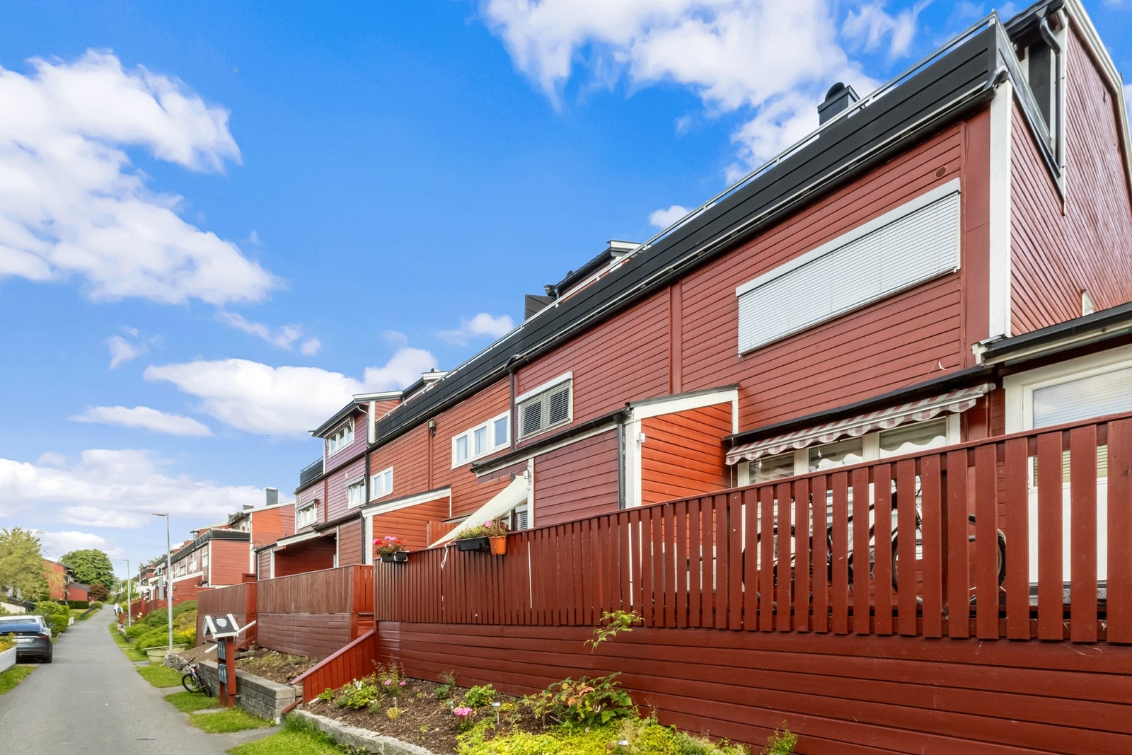 Boligen ligger i et rolig og barnevennlig område. Boligrekken fikk nytt tak i 2025. Galleribilde