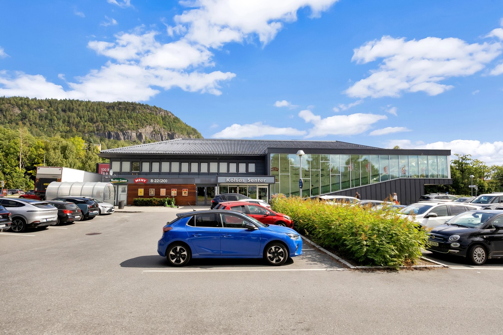 Kolsås senter (1 km) har 19 ulike tilbydere som inkluderer apotek, vinmonopol og en stor Meny. Galleribilde