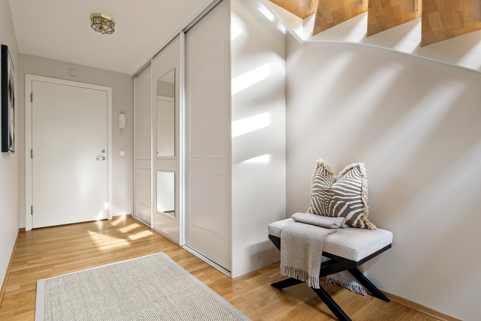 Velkommen inn! Praktisk skyvedørsgarderobe og ytterligere plass til oppheng og kommode i gangen Galleribilde