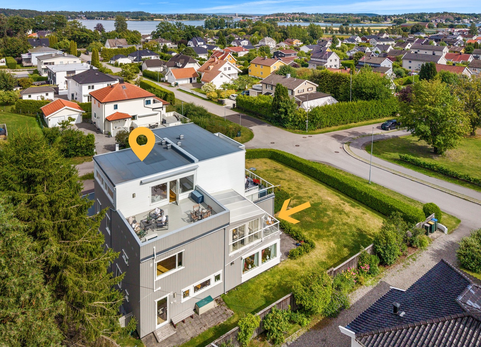 Leiligheten ligger i den vestre delen av bygningen med orientering mot syd og vest, samt over 2plan Galleribilde