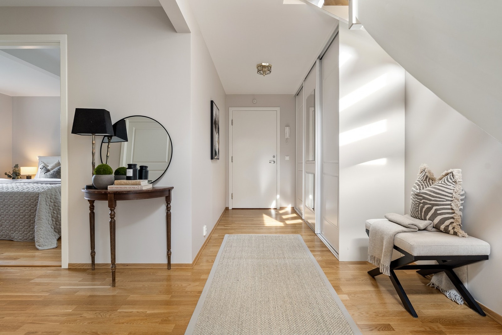Fra gangen er det også adkomst videre til soverom, bad og vaskerom Galleribilde