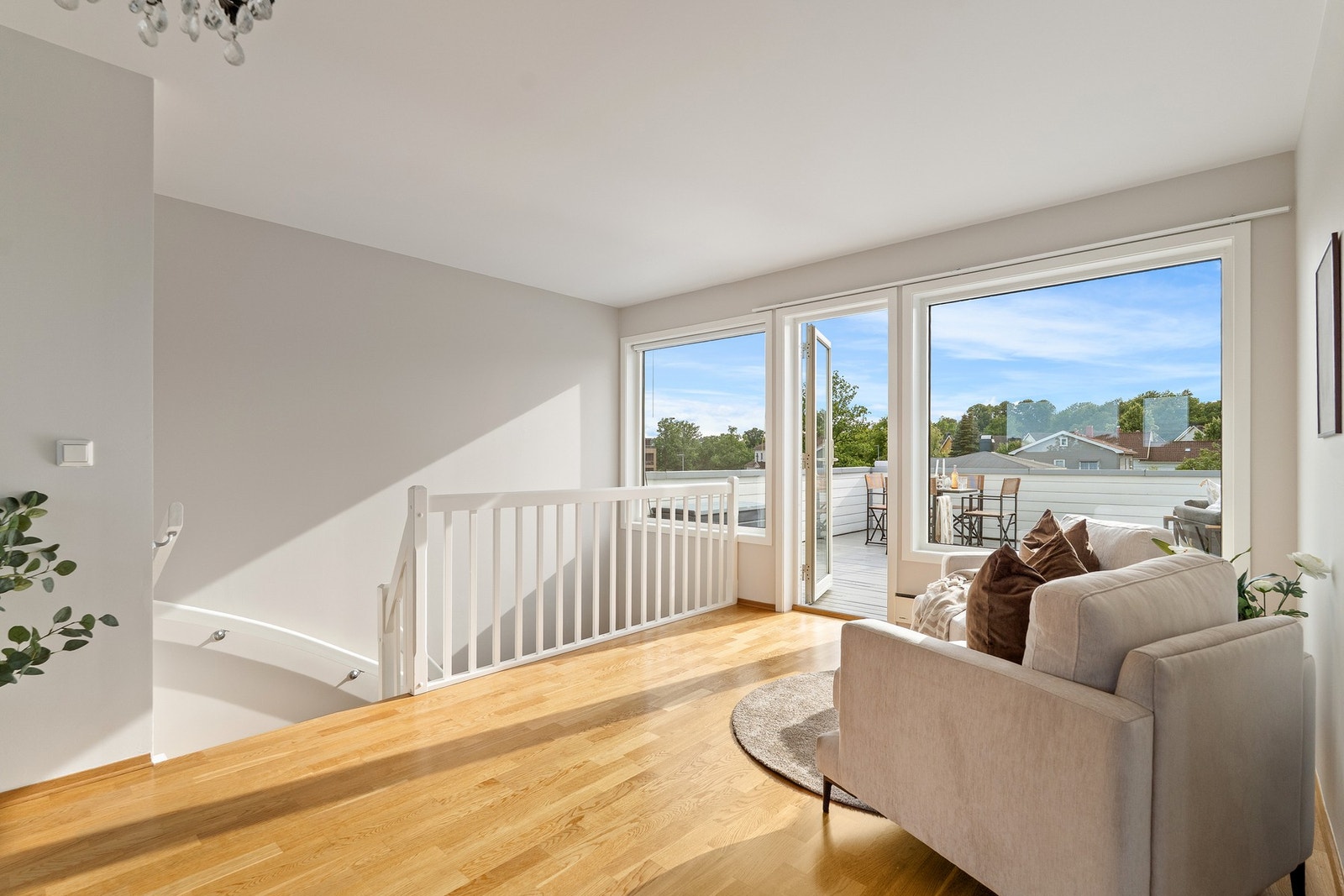 Gjennomlys og flott loftstue med adkomst til stor, vestvendt takterrasse! Galleribilde