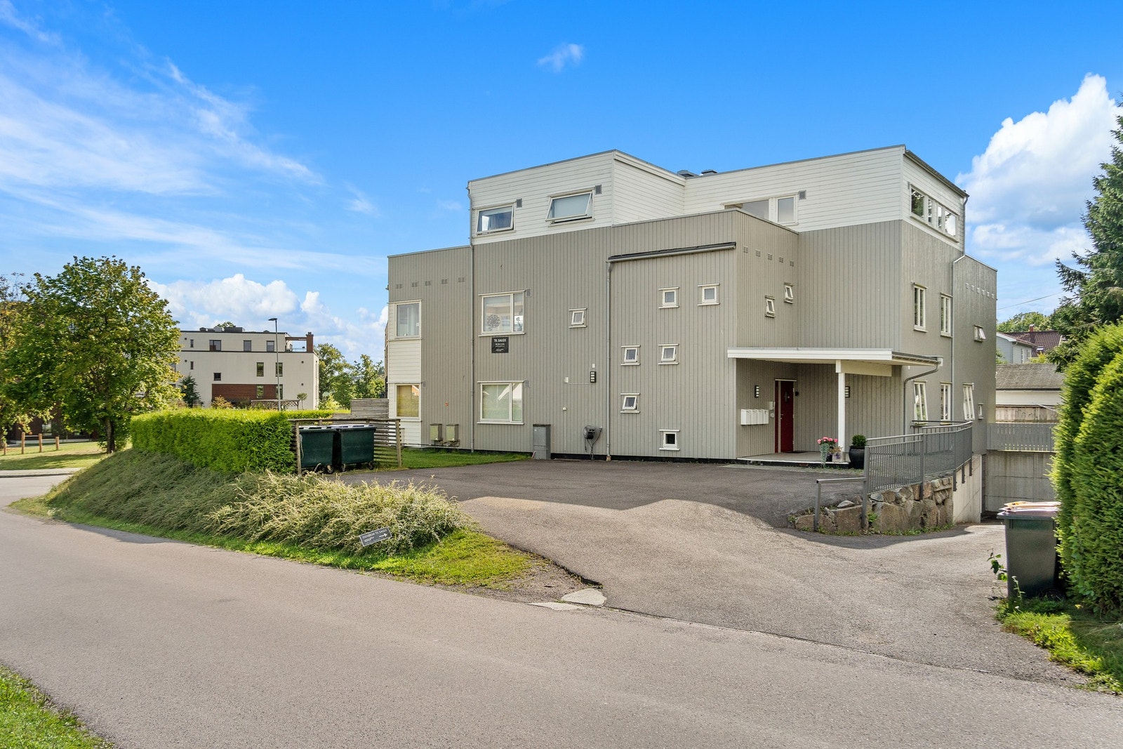 Utvendig gjesteparkering med plass til 4 biler (en til hver) Galleribilde