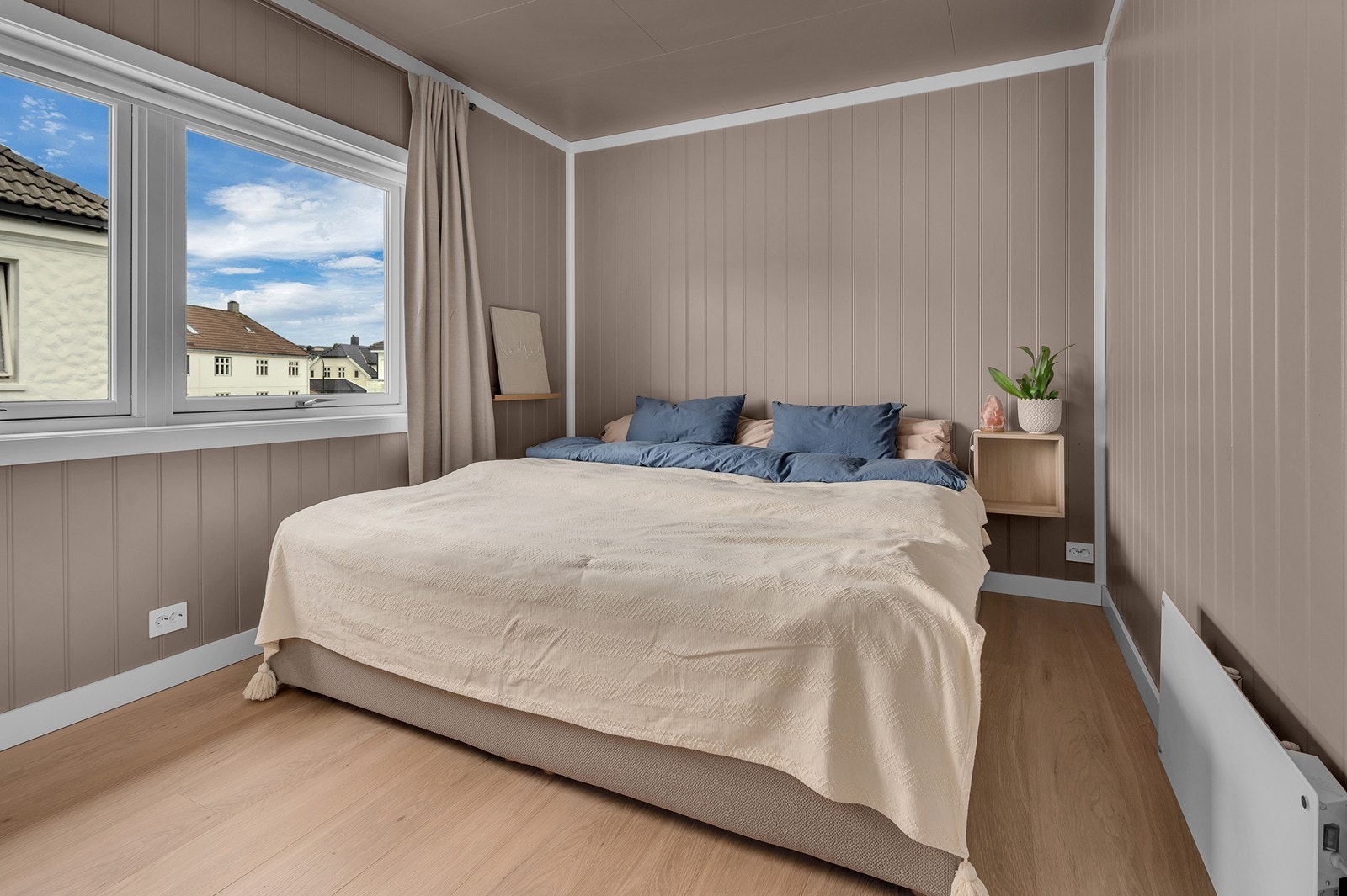 Soverom er lydisolert til en viss grad I forbindelse med isolering. 70mm isolering + 2-lag gips på alle overflater (ikke I taket) med lyddempende plater under laminat. Galleribilde