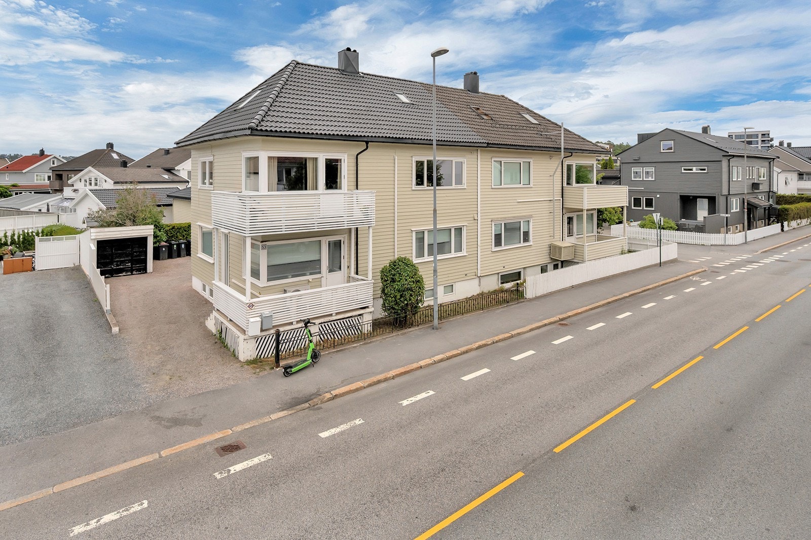 Det er i senere tid byttet vinduer og verandadør. Fra rundt 2018 Galleribilde