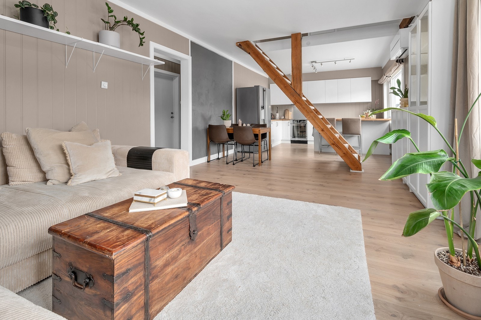 Leiligheten holder en gjennomgående god standard og har rikelig med naturlig lysinnslipp Galleribilde