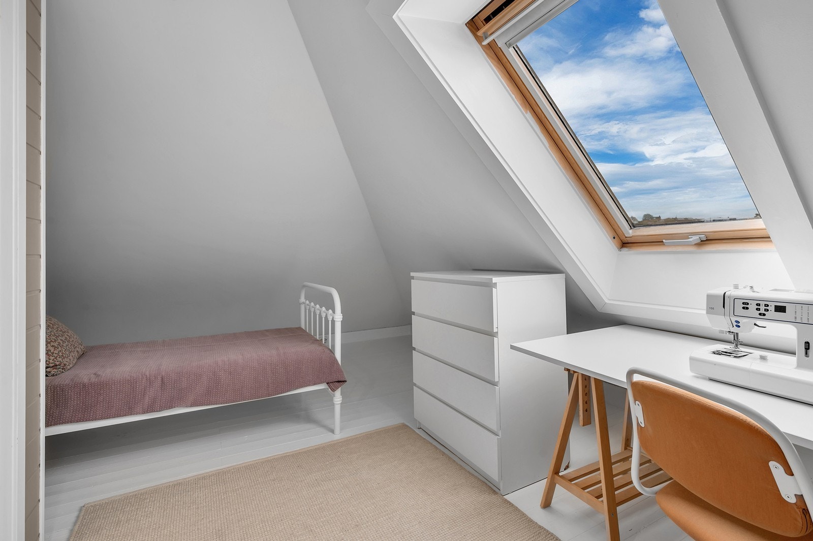 Loftstue som er innredet med seng Galleribilde