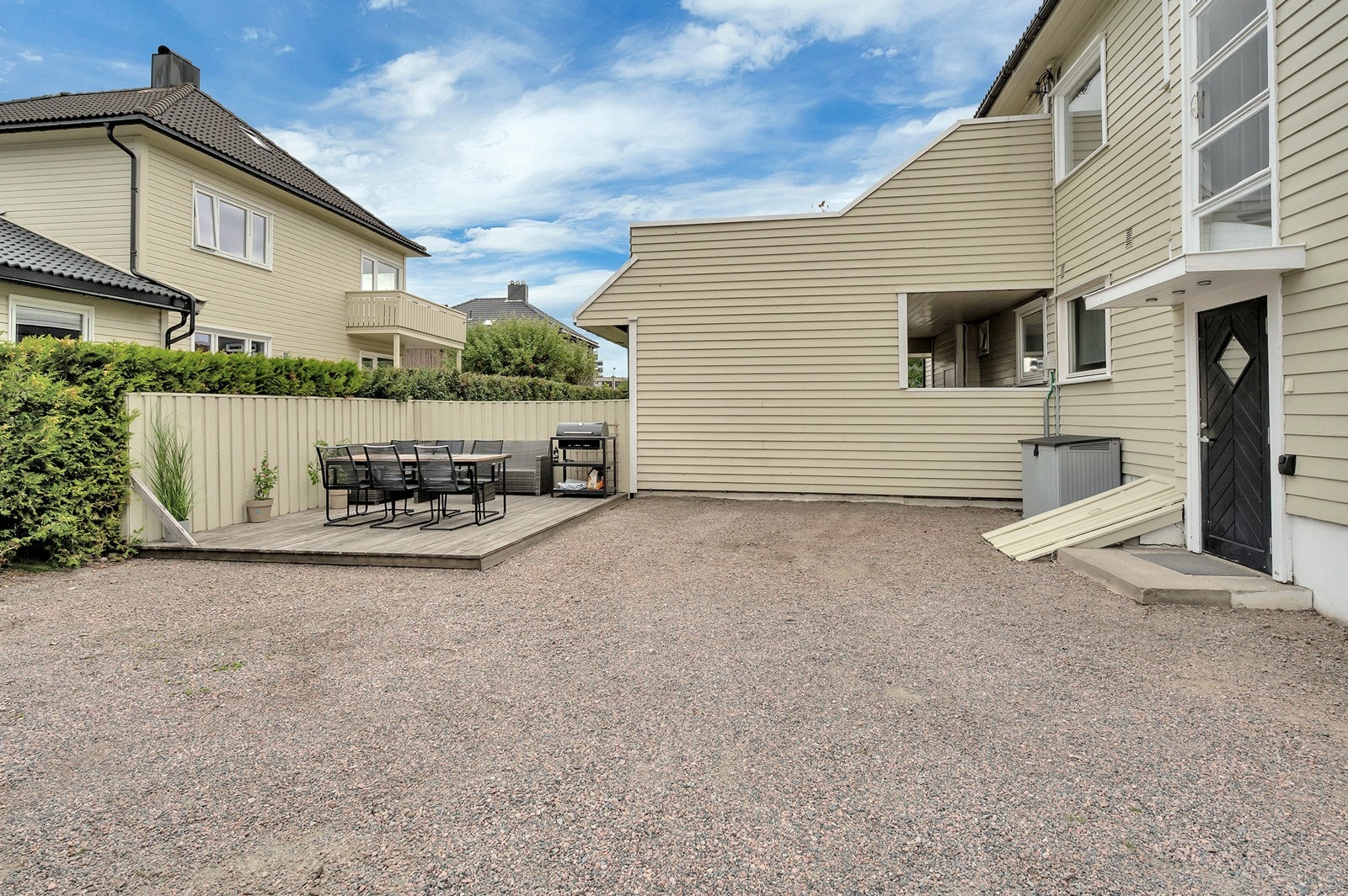 Hyggelig fellestomt med biloppstillingsplass og terrasse med god plass til hyggelige sammenkomster Galleribilde