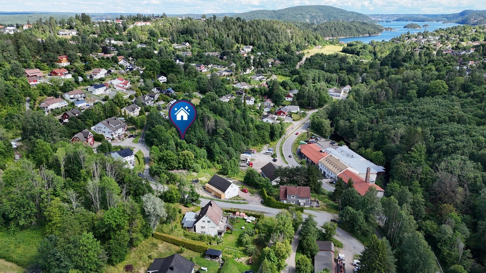 Tomten er lett skrånende, noe som gir fleksibilitet og gode muligheter for å realisere din boligdrøm. Galleribilde
