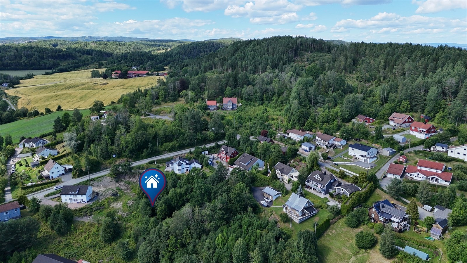 Landlig og rolig beliggenhet på Årosfjellet, med nærhet til skole og barnehage. Galleribilde