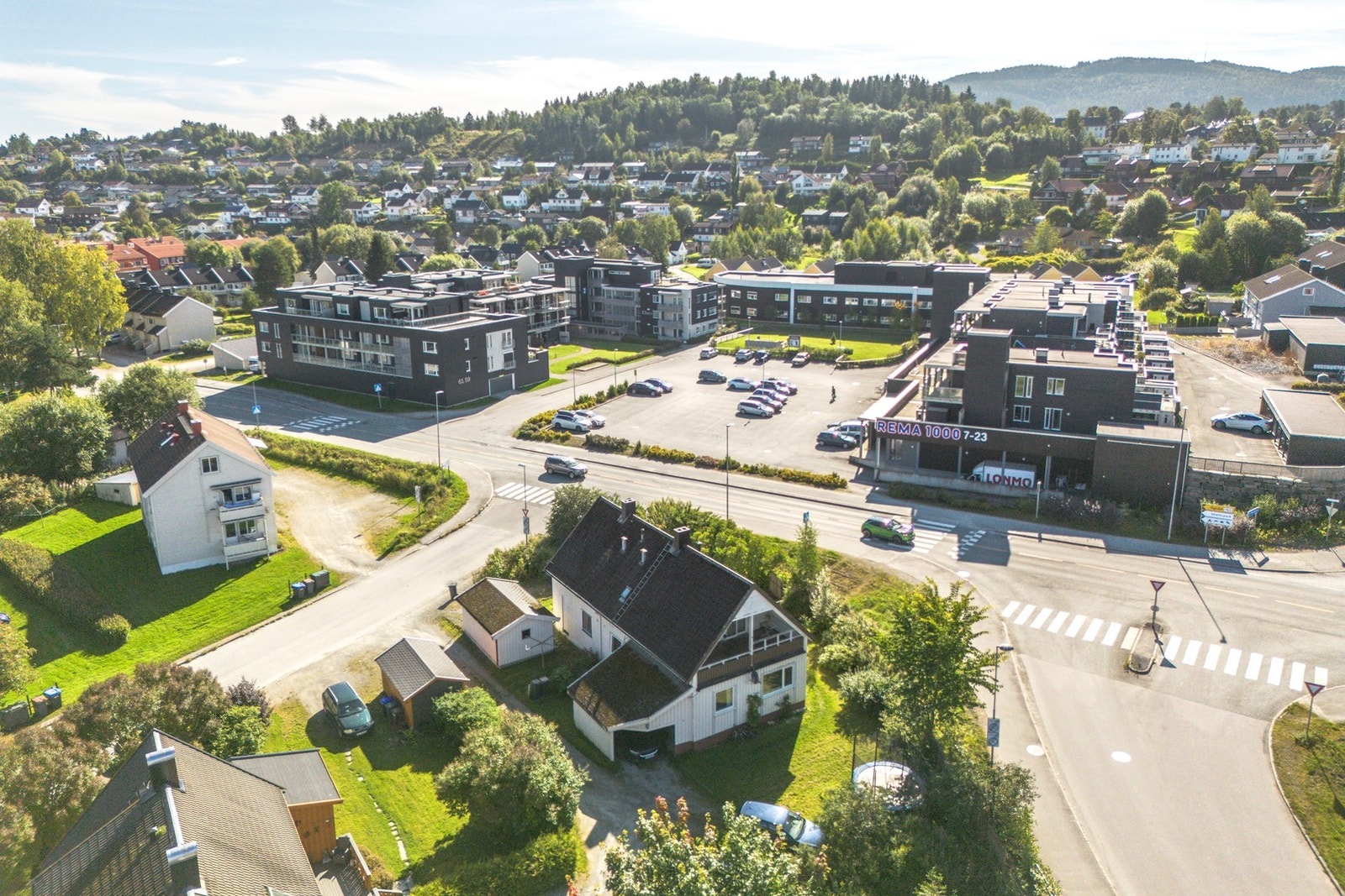 Rett over vegen er det dagligvarebutikk (Rema 1000). Gangavstand til sentrum og kjøpesenter. Galleribilde