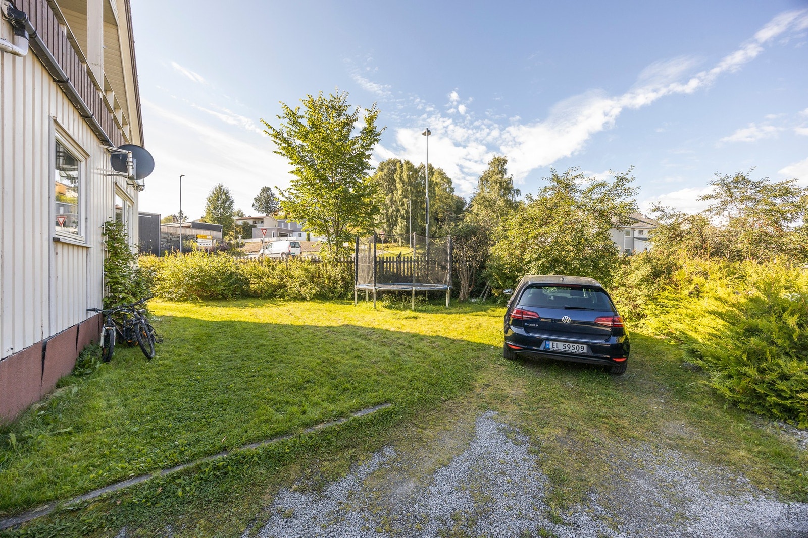 Det er parkering i carport samt oppstillingsplass på tomten Galleribilde