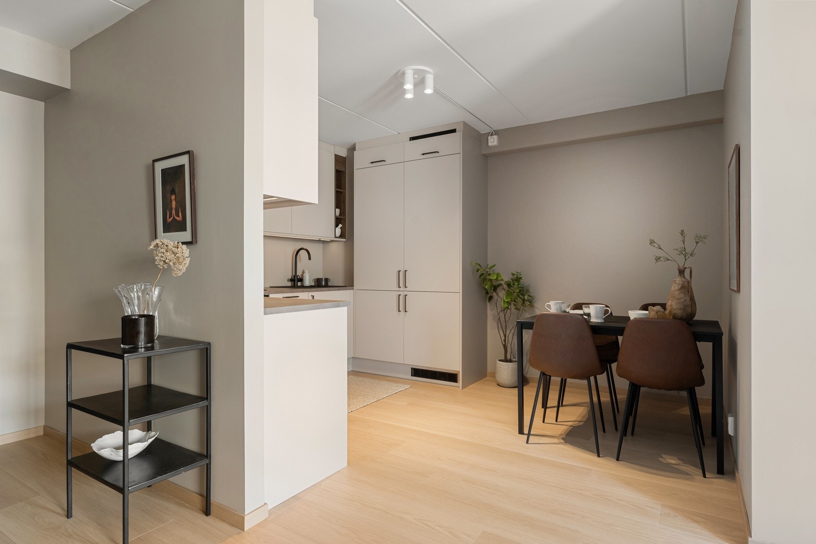 Det er avsatt plass til spisebord i tilknytning til kjøkkenet. Galleribilde