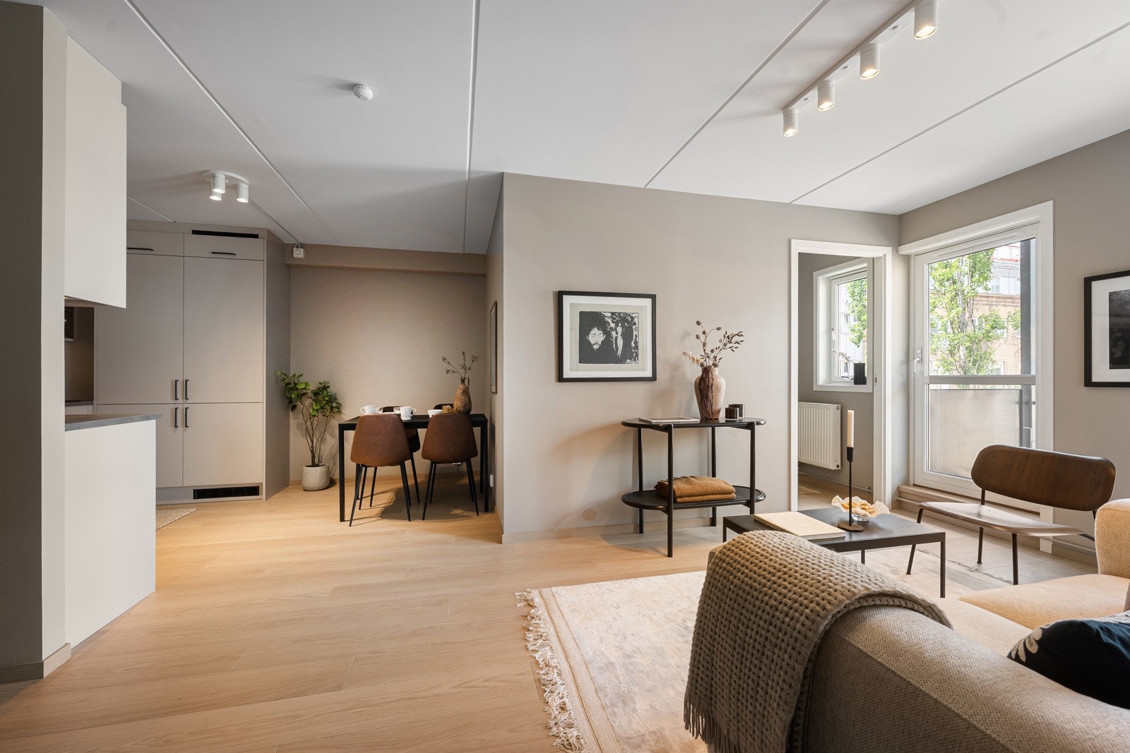 Hyggelig stue med plass til sofagruppe med tilhørende møblement og spisebord. Galleribilde