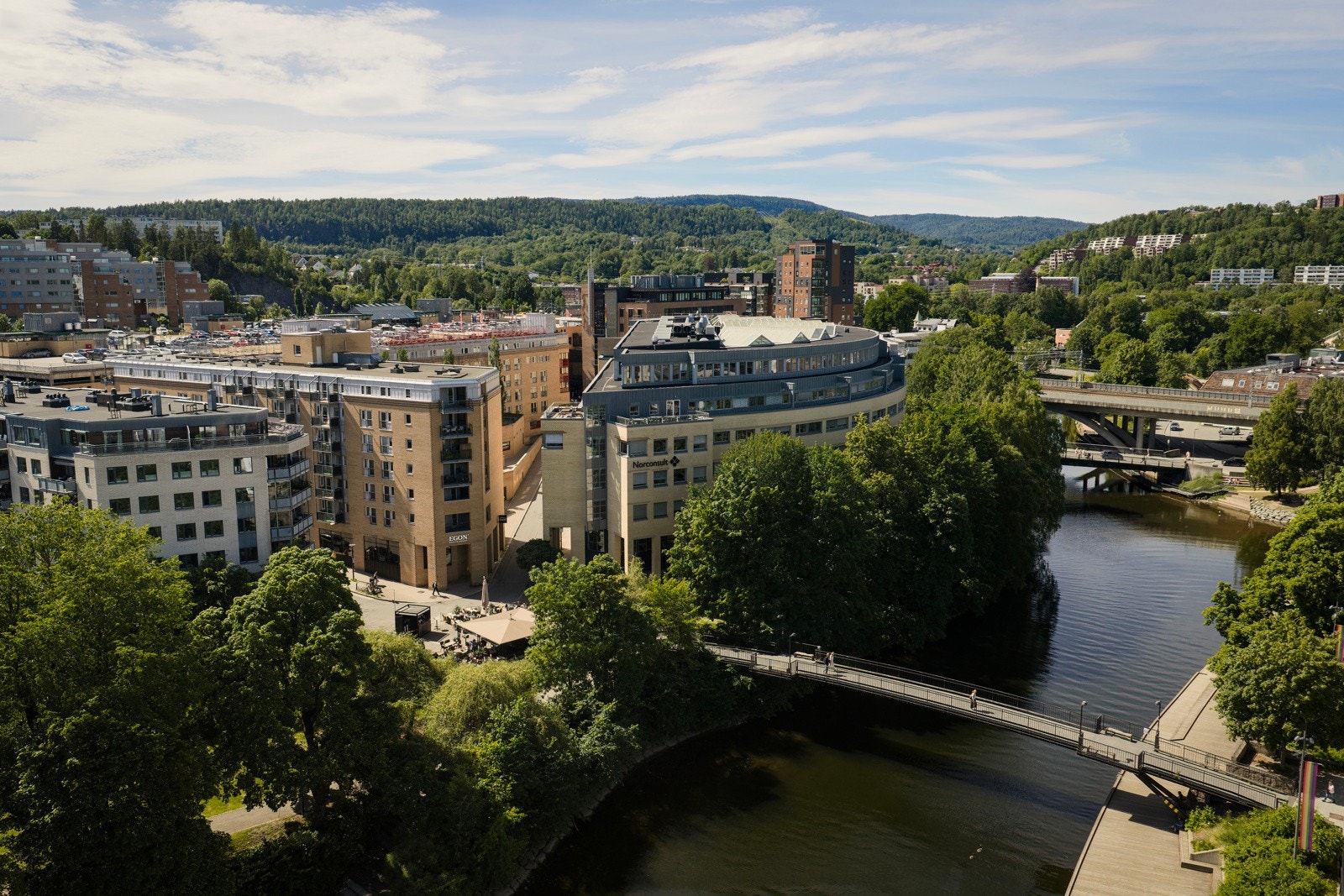 I umiddelbar nærhet finner man alt Sandvika kan by på av forretninger og servicetilbud, Sandvika Storsenter, kino, kulturhus, bibliotek samt hyggelige kaféer og spisesteder. Galleribilde