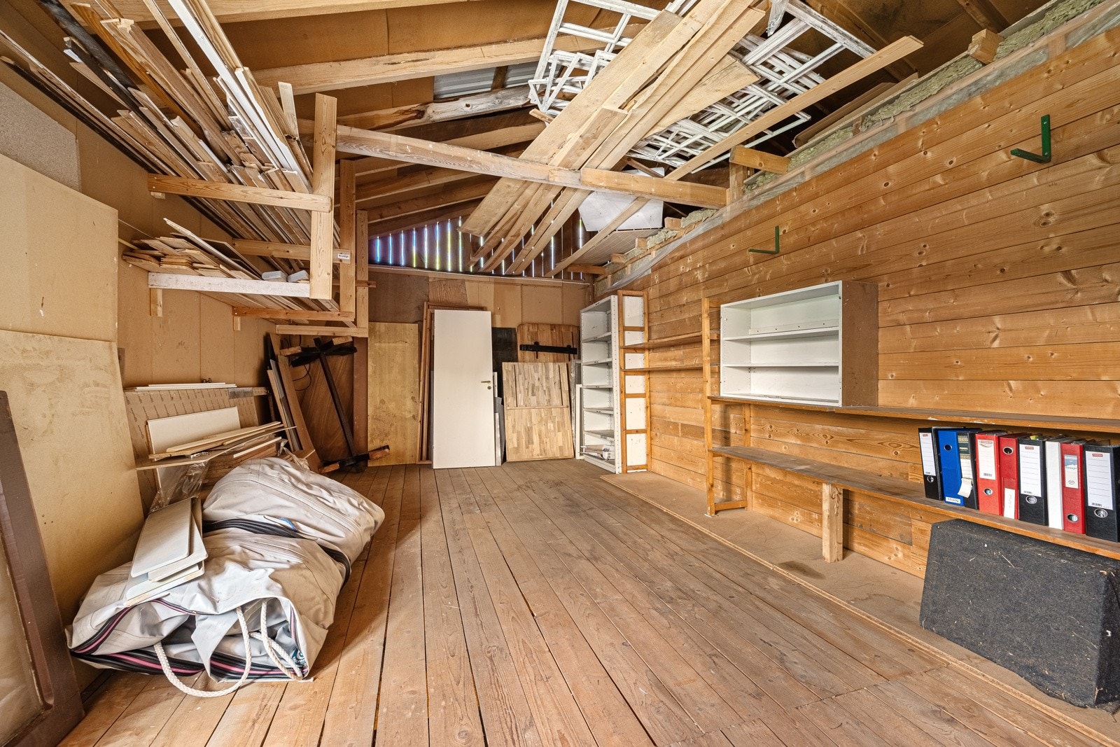 Uthus, lagerloft Galleribilde