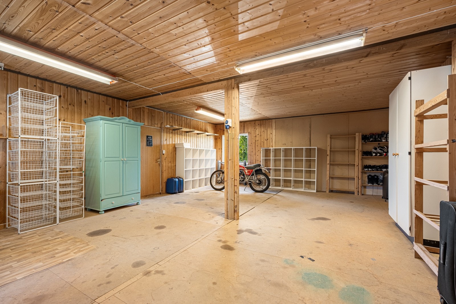Uthus- stort åpen lagerrom Galleribilde