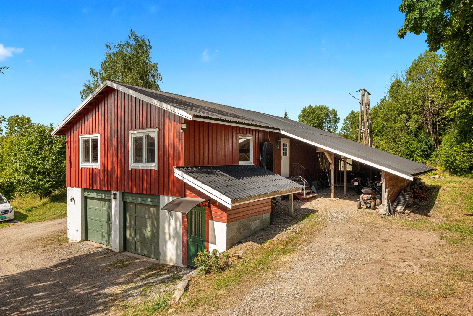 Uthus med 2 garasjeporter, tekke og dels innredet hovedetasje Galleribilde