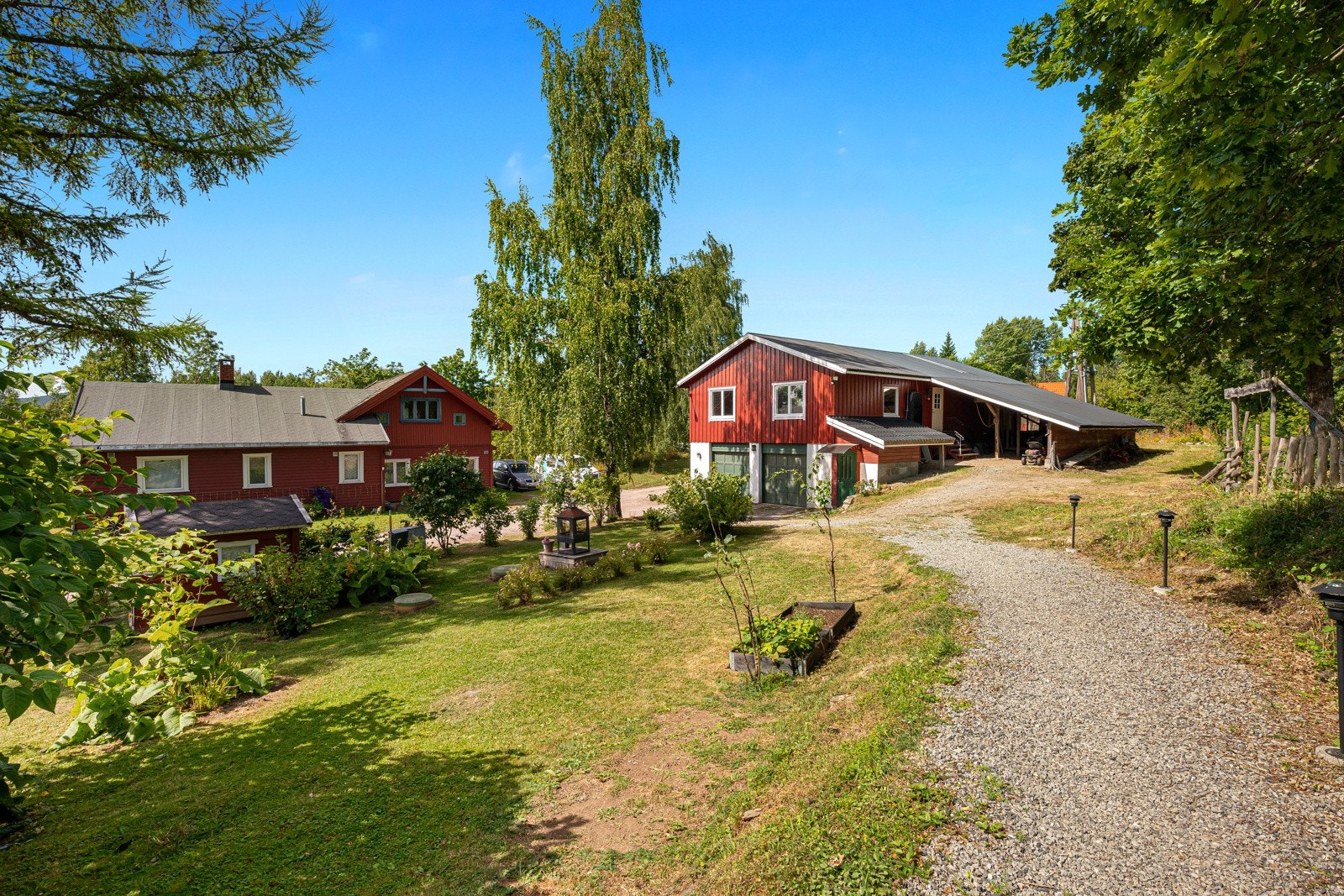 Idyllisk tun med 3 bygg, samt lekestue og drivhus Galleribilde