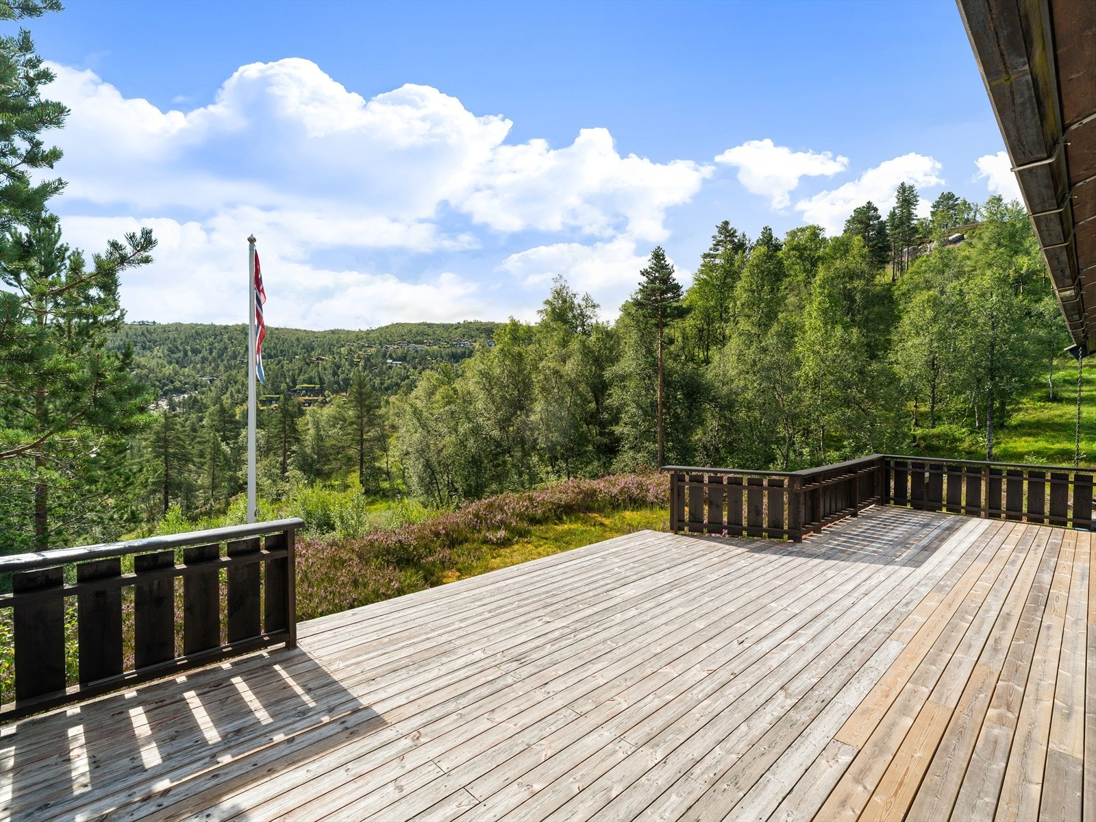 En herlig uteplass for lange sommerdager, med naturen tett på og flott utsyn mot Hønedalen Galleribilde