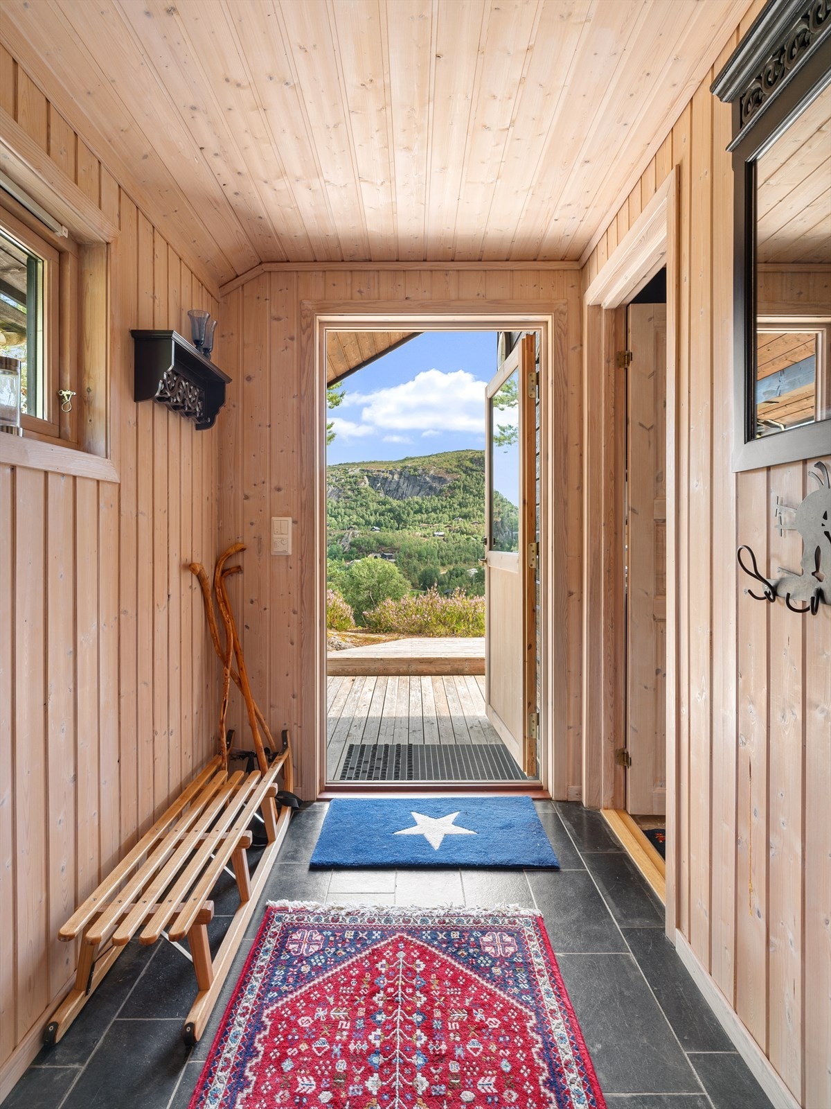Velkommen inn! Entréen har skiferheller på gulvet, lagt av selger, som tilfører rommet et naturlig og tidløst uttrykk. Galleribilde