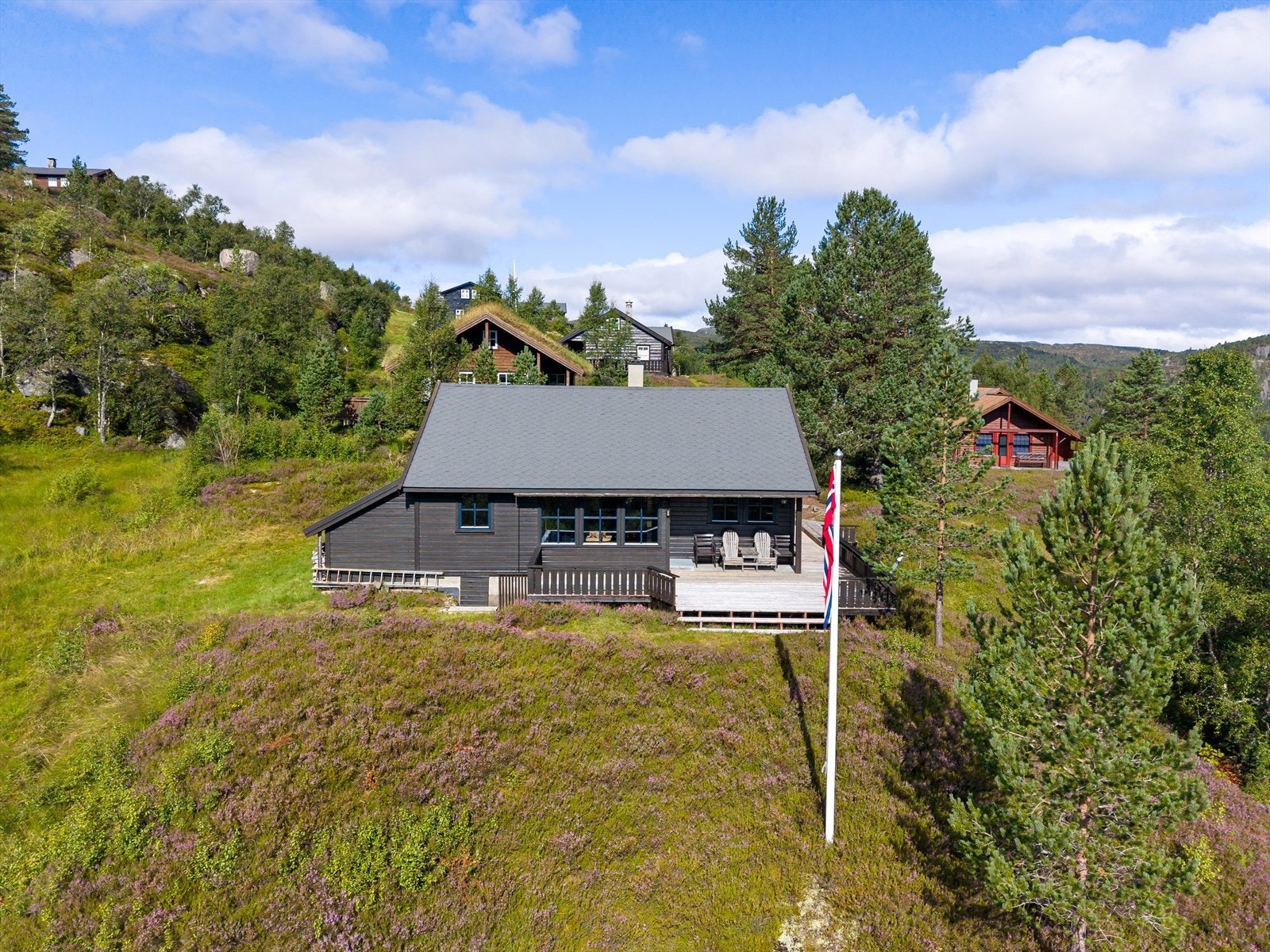 Hyggelig uteområde med god plass til å nyte varme sommerdager Galleribilde