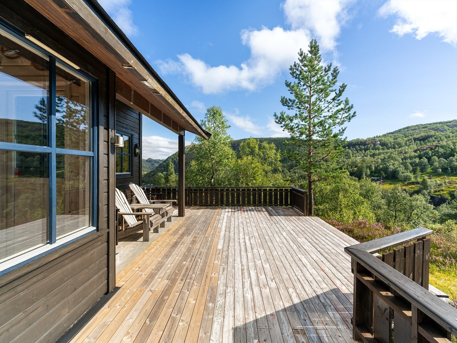 Stor og solrik terrasse med god plass til utemøbler, grilling og hyggelige dager utendørs. Galleribilde