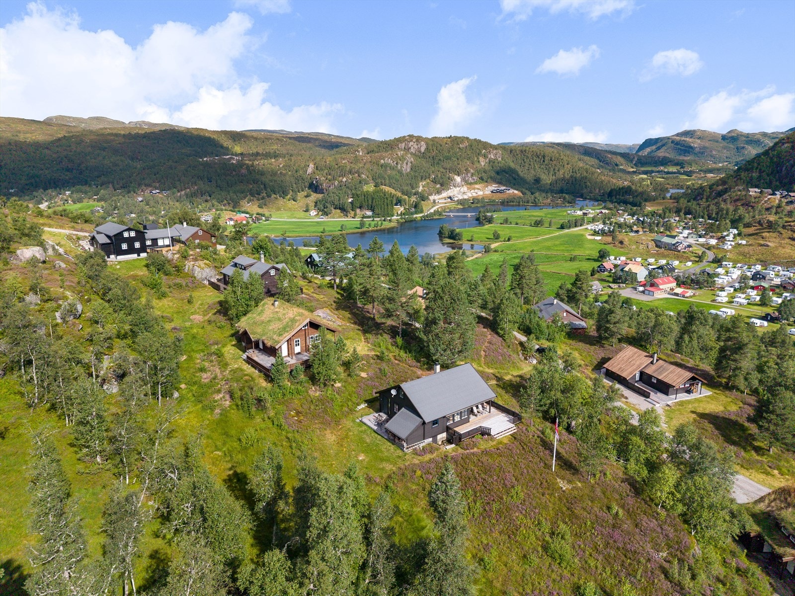 Her får man et godt inntrykk av den flotte beliggenheten, med fjell, vann og natur i alle retninger. Galleribilde