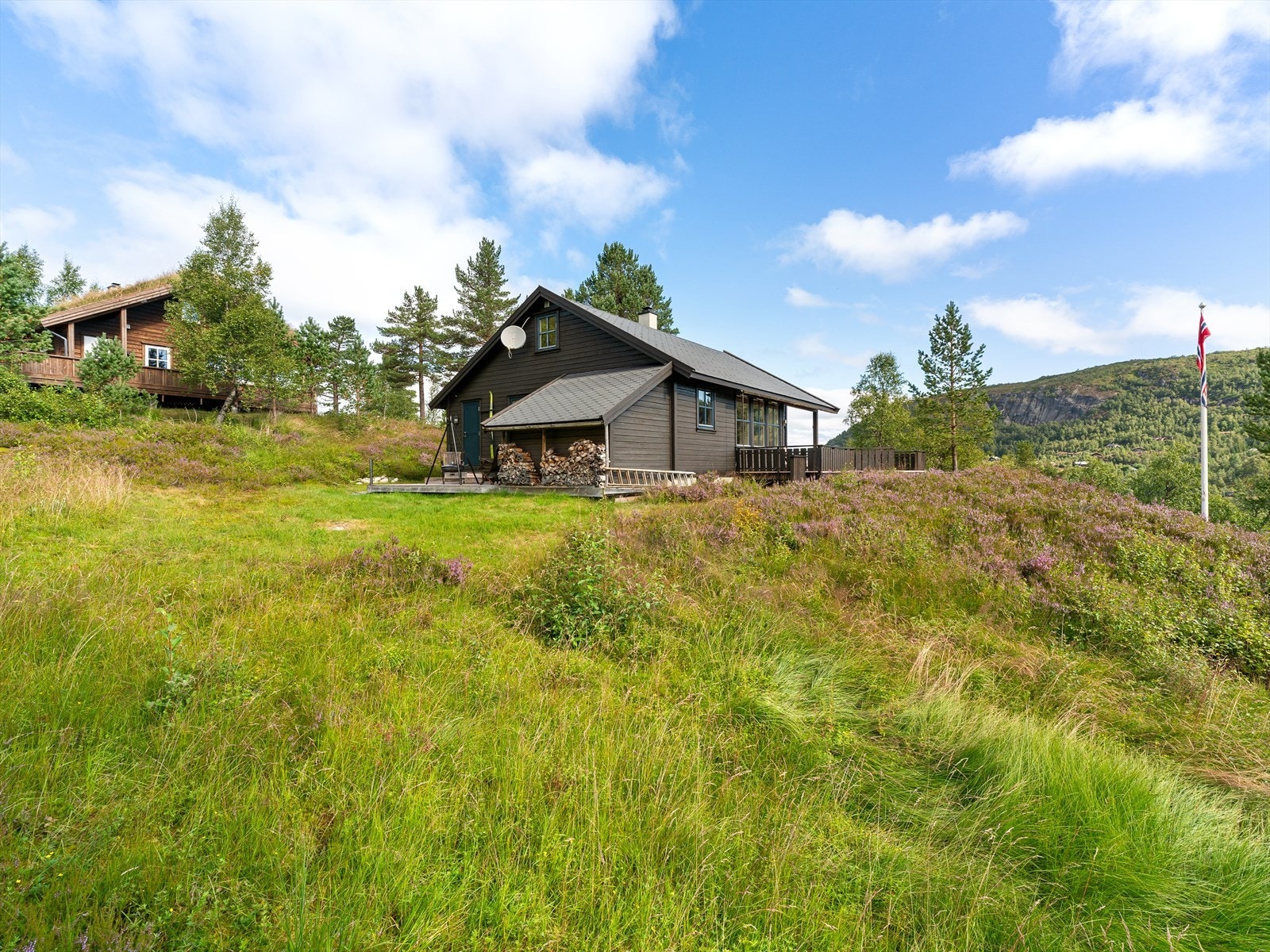 Hytta ligger fint til i terrenget, med gode uteområder og naturen tett på. Galleribilde
