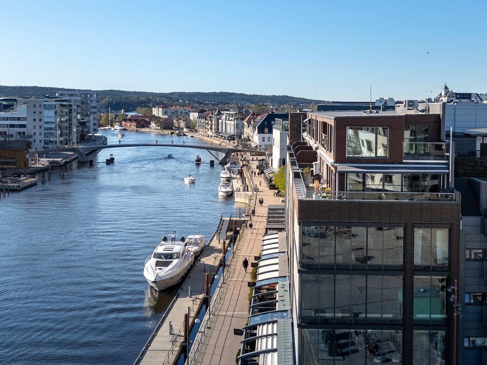 Leiligheten ligger helt på toppen - og har sør og vest vendt balkong Galleribilde