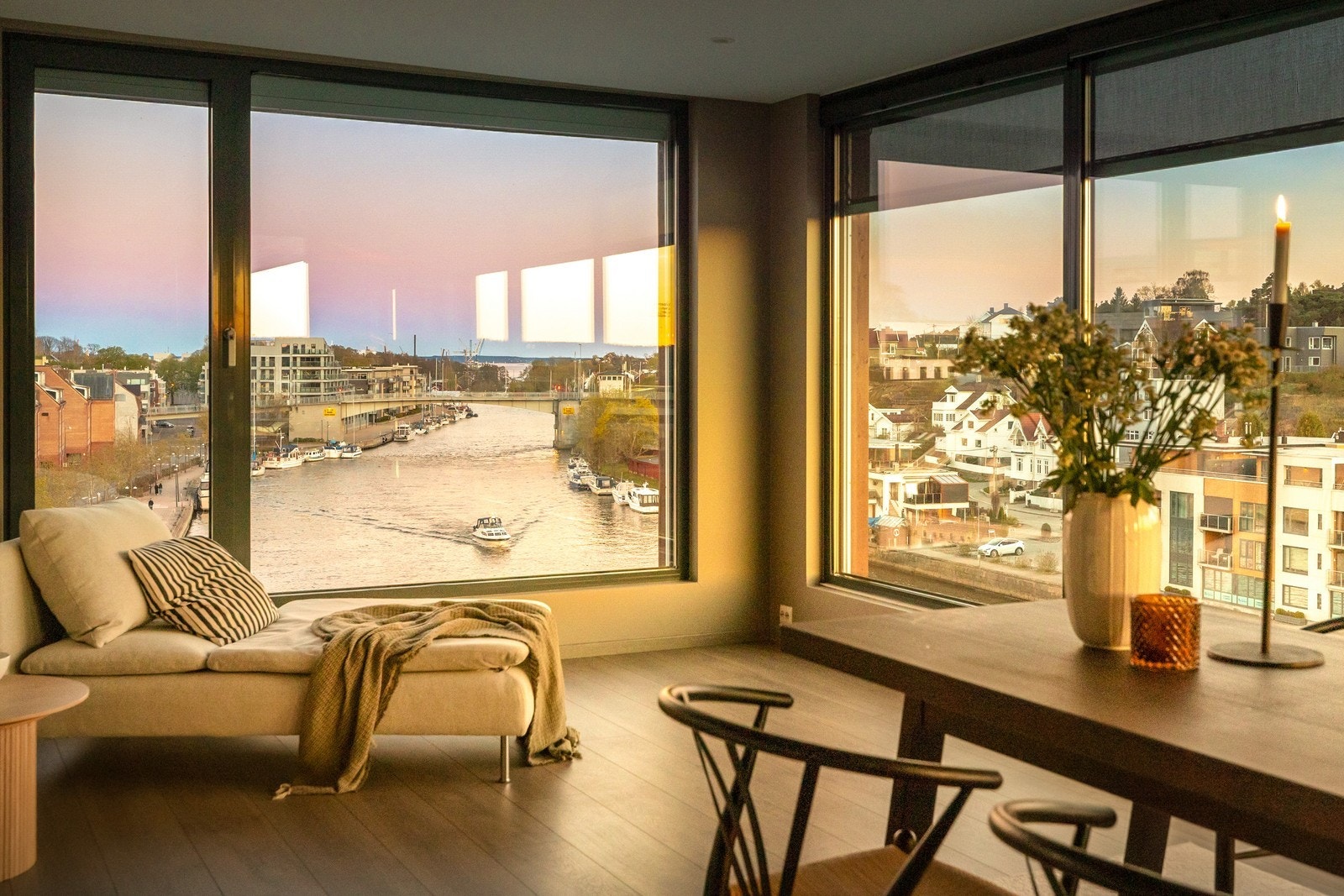 De store vinduene inviterer lys og sol inn - og skaper et flott atmosfære Galleribilde