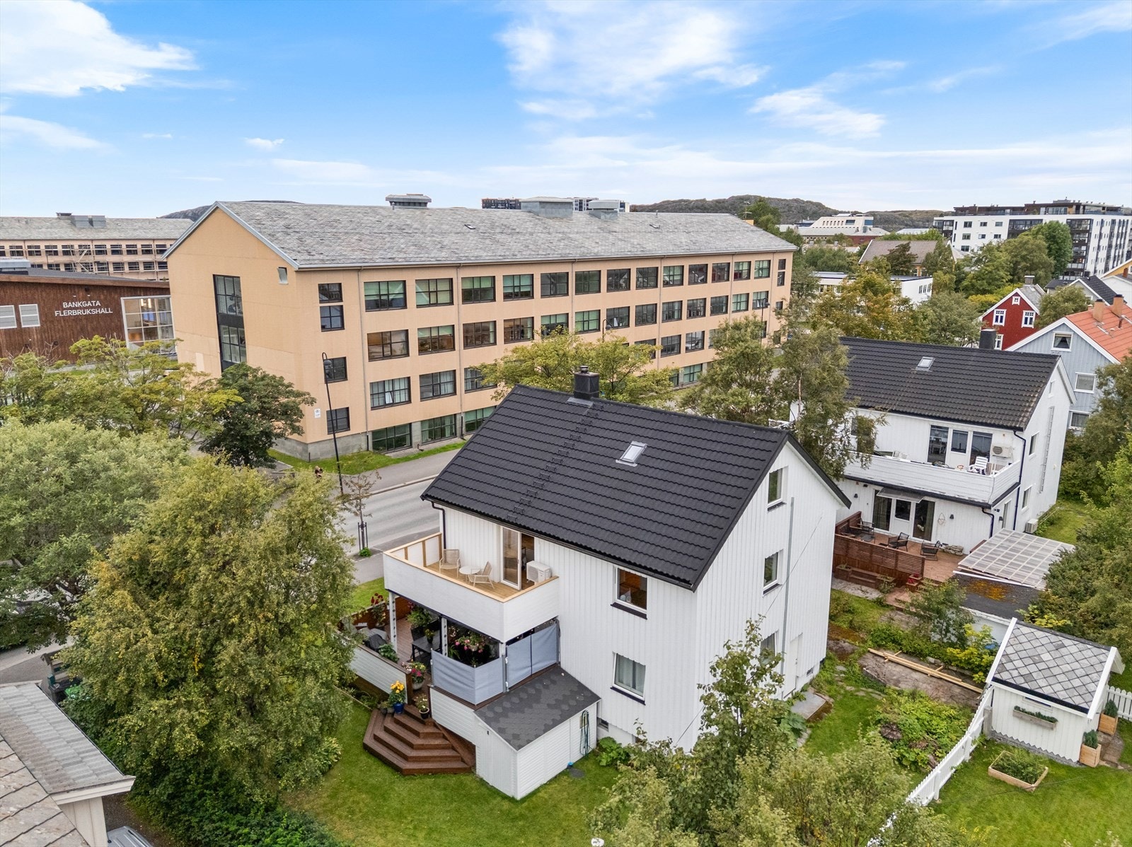 Attraktiv beliggenhet med kort vei til både byliv og servicetilbud. Galleribilde