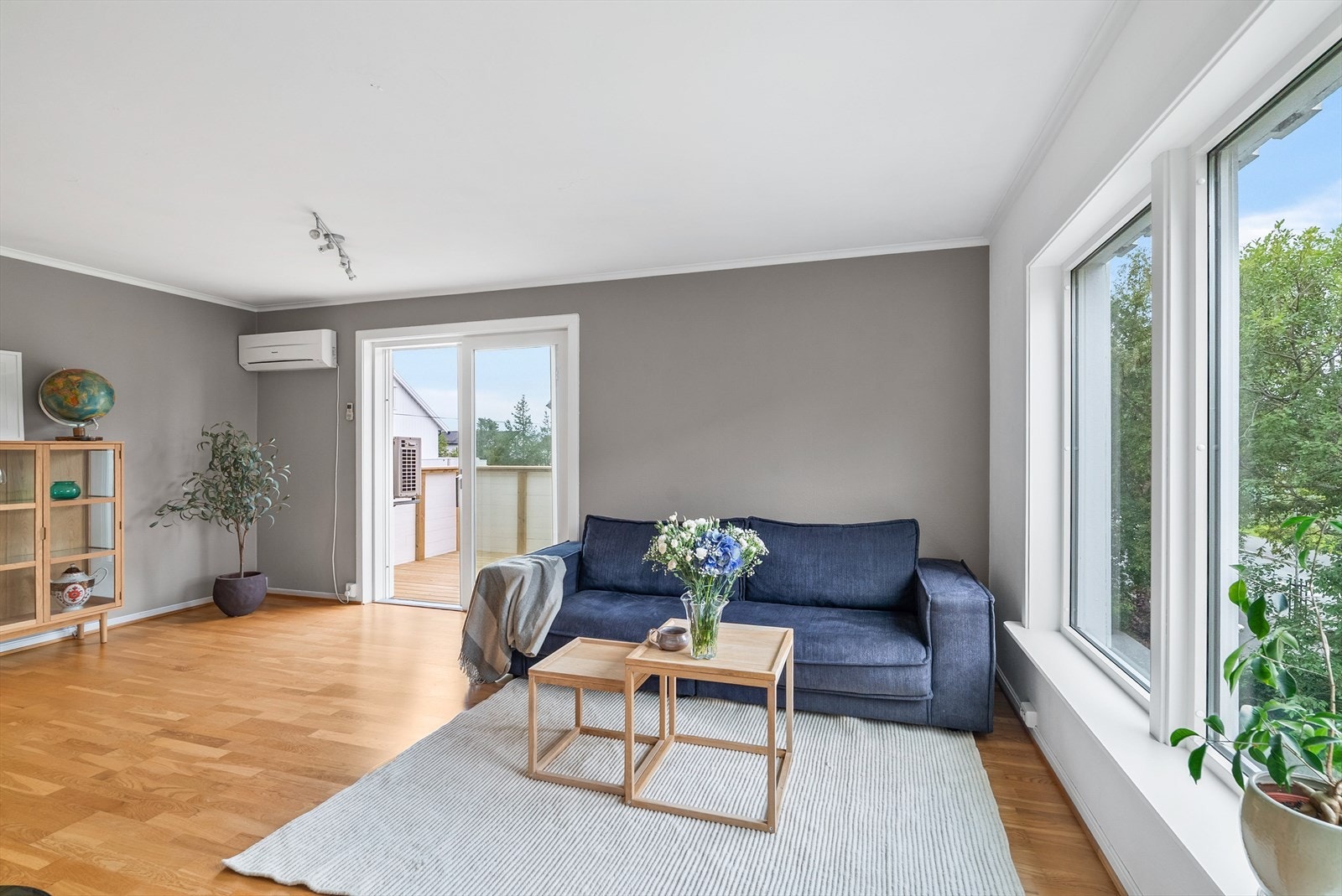 Lys og romslig stue med gode møbleringsmuligheter. Galleribilde