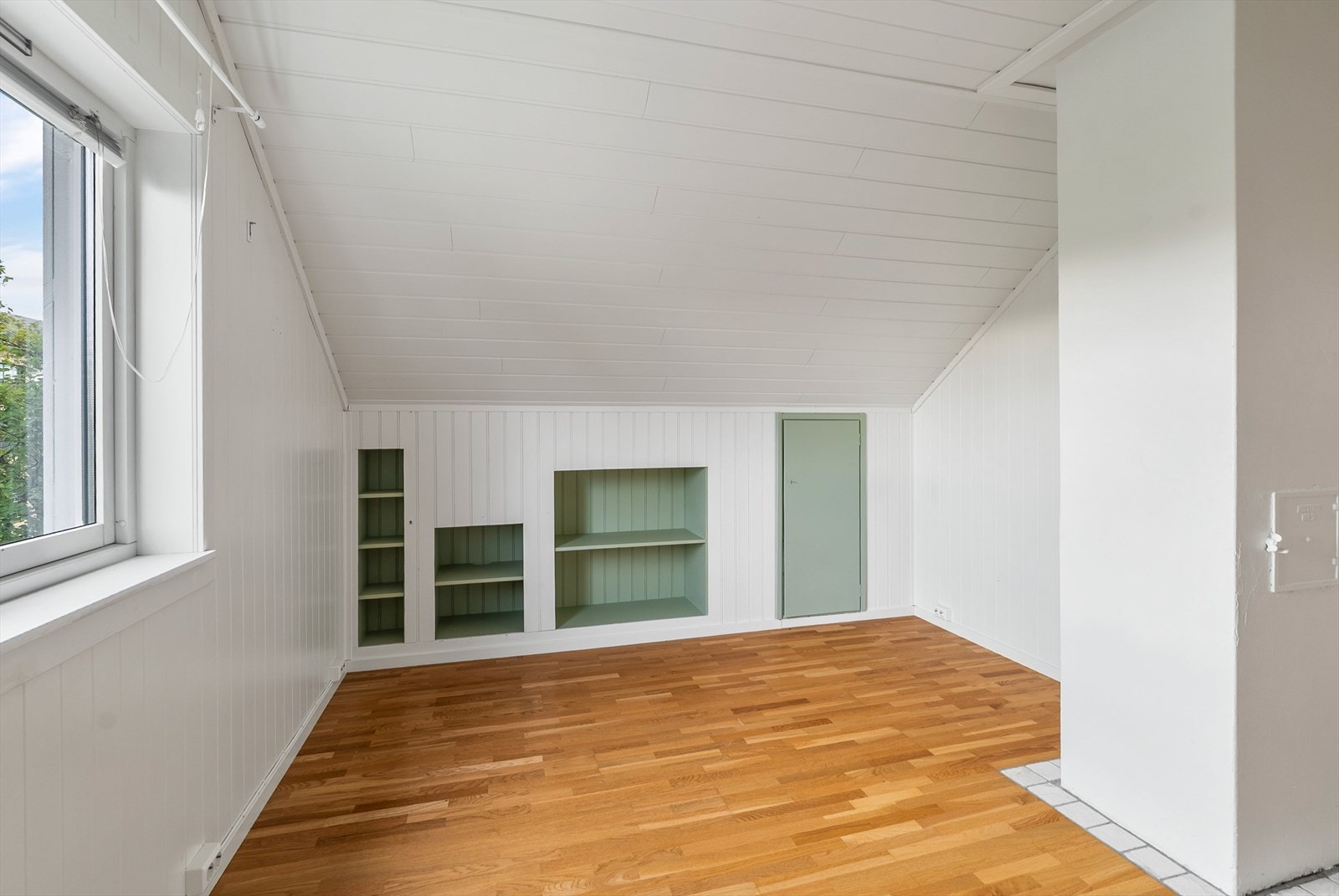 Innredet rom på loftet med gode møbleringsmuligheter. Galleribilde